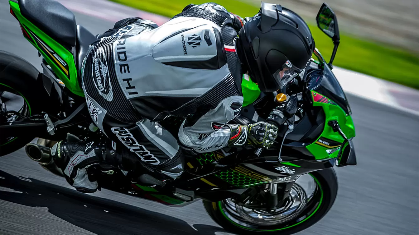 ZX-25R試乗記】フルバンク中もギヤチェンジできるZX-25Rのクイック