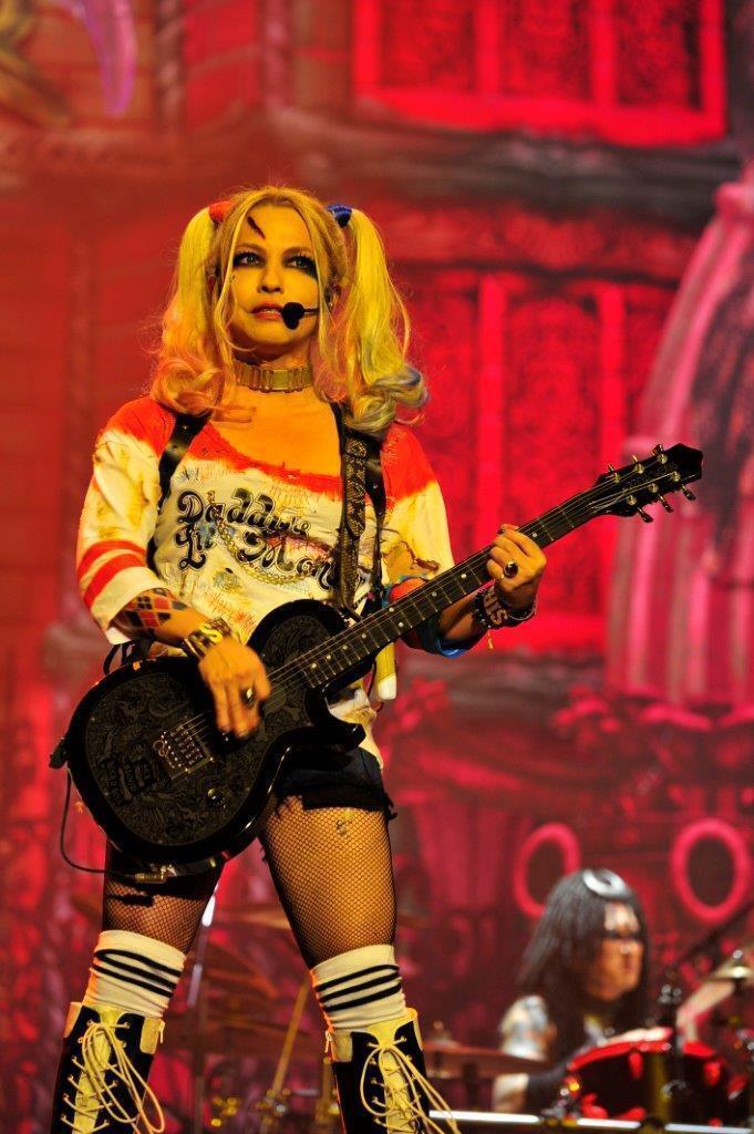 VAMPS主宰「HALLOWEEN PARTY」開幕！ 美かわいいHYDE、怖カワイイ