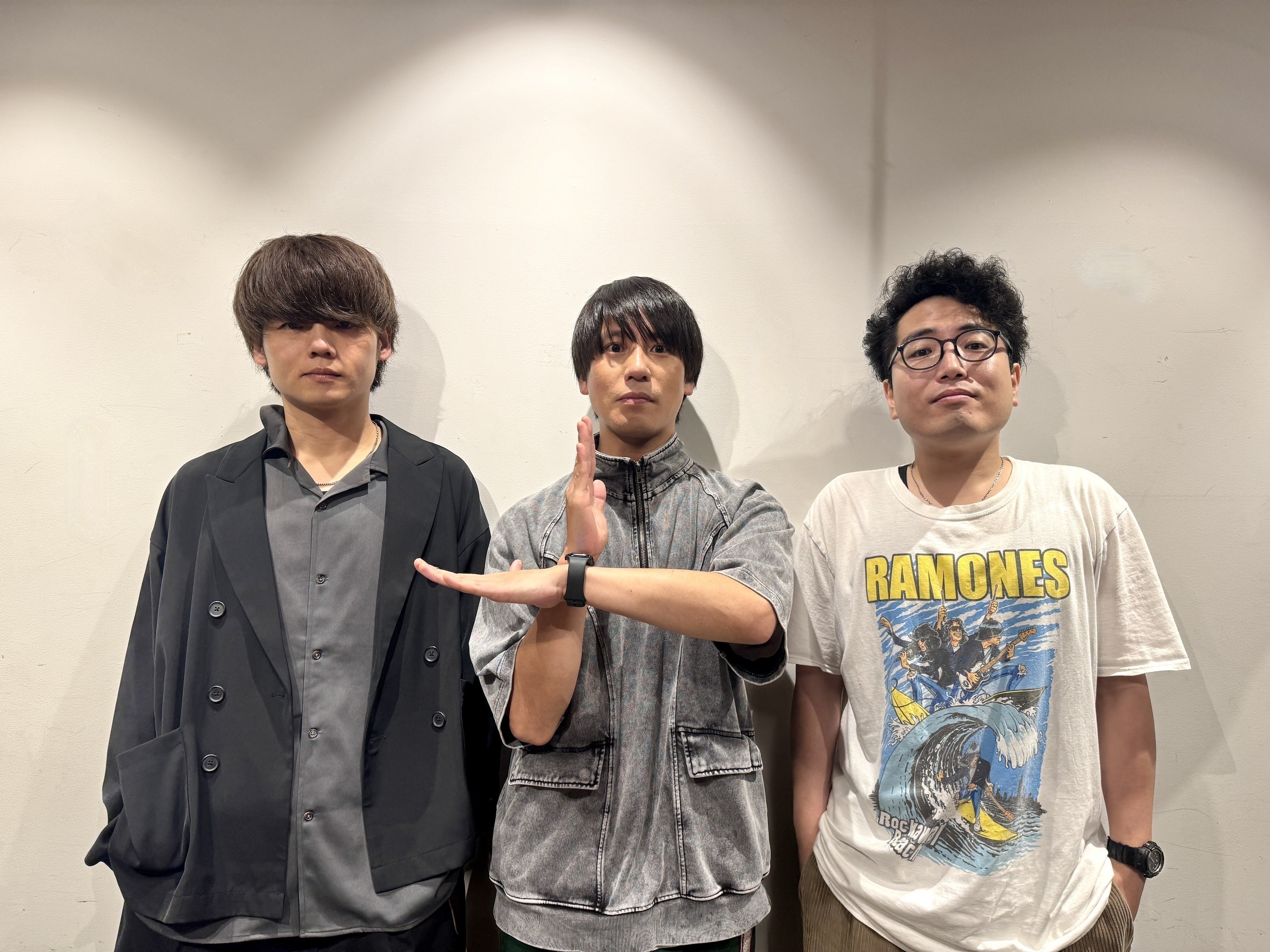 いろんな顔を見せてくれるSAKANAMONの凄さ──3人が最新EP『OTOMO