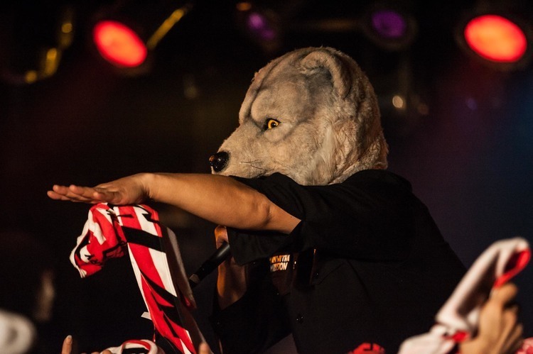 MAN WITH A MISSION、TOKYO TANAKAが犬ぞりに挑戦するジャケ公開