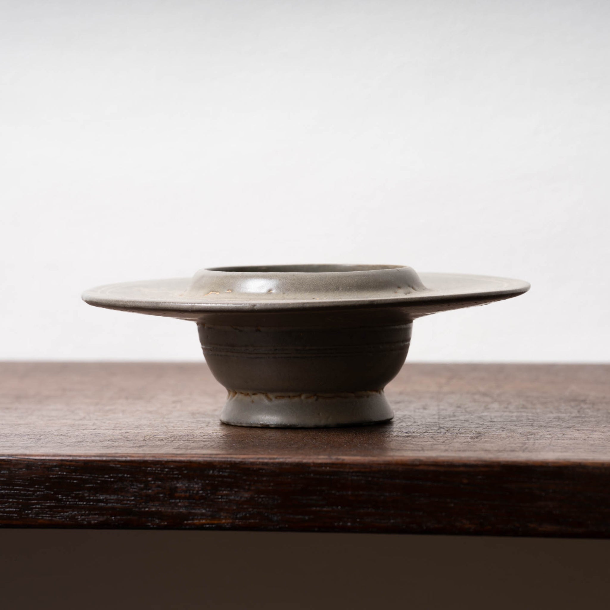 高麗 青磁象嵌菊花文托 – 燦禾 SANKA