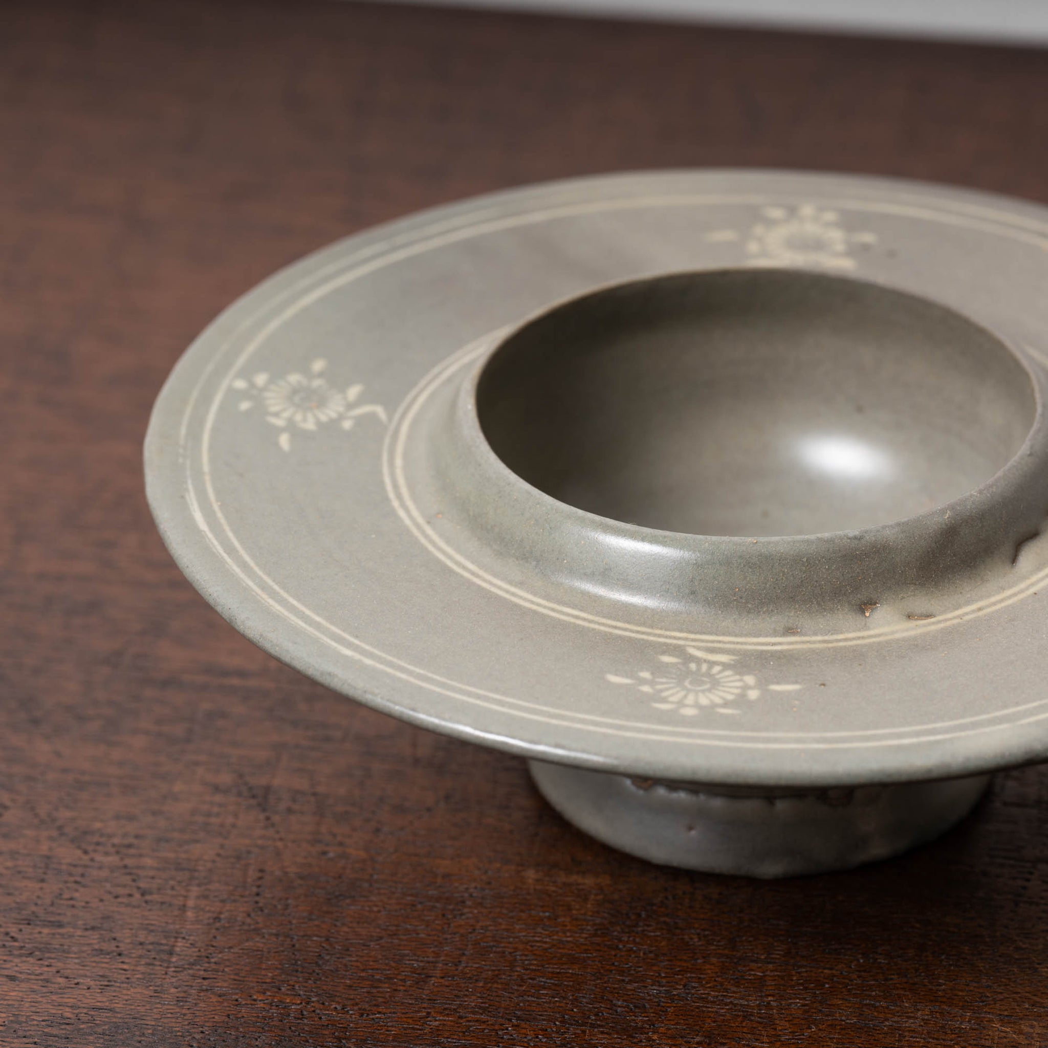 高麗 青磁象嵌菊花文托 – 燦禾 SANKA