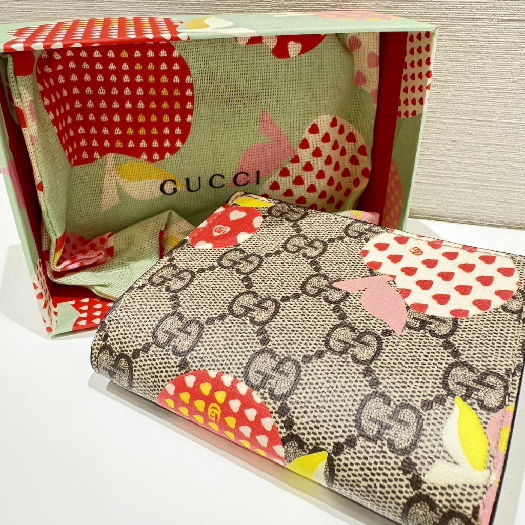 GUCCI GGリンゴパターン 二つ折り財布 【公式通販】