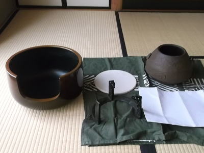 風炉の灰 風炉に灰を入れる