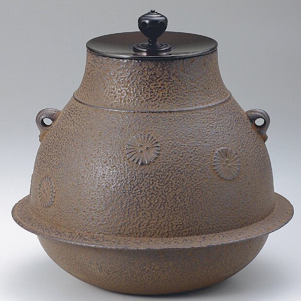 通販販売【茶道具】 鶴首釜 唐松地紋 淡々斎好写 *菊地政光* 風炉用