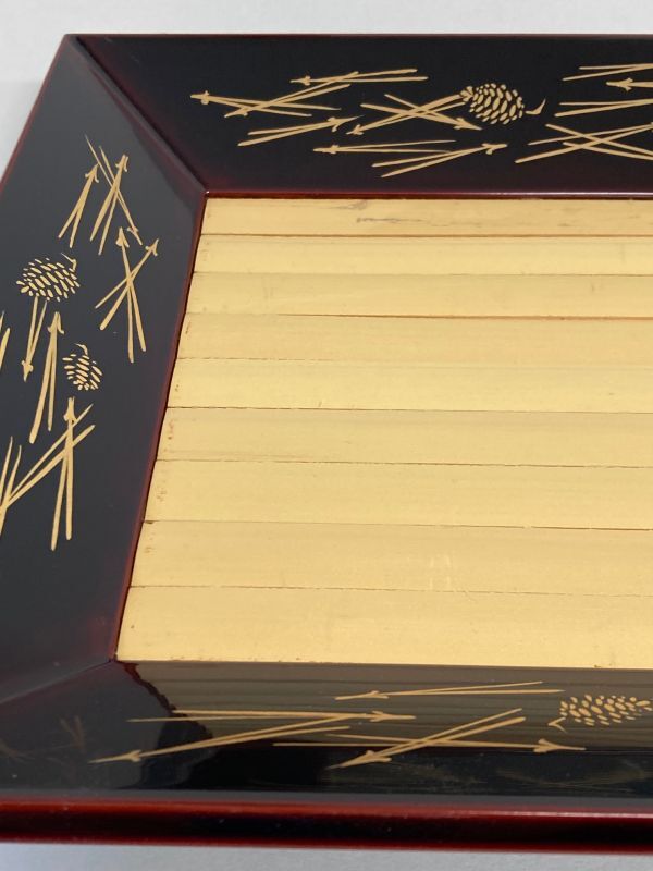 茶道具】而妙斎好写 松葉松子蒔絵 白竹張り 溜塗 干菓子盆 *菓子盆
