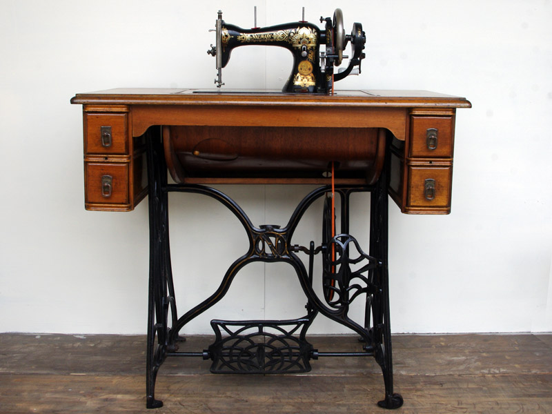 No.372 NAUMANN ドイツ・ナウマン製 家庭用足踏みミシン：アンティーク