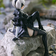美しい座りポーズで魅せる脚…！「NieR:Automata Ver1.1a」より「2B」の