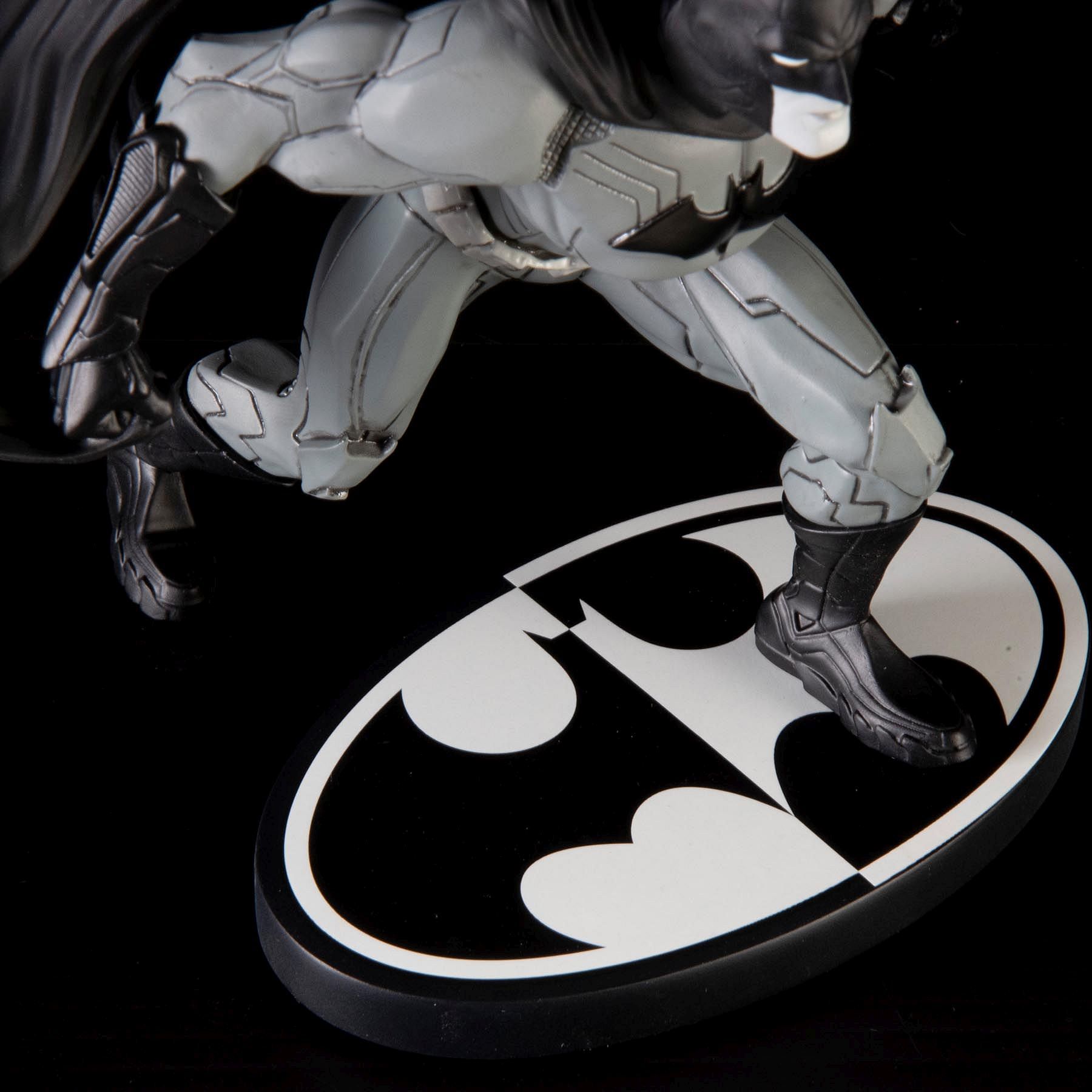 Batman Black & White DC Comics - the New 52. Batman Statue by Jim