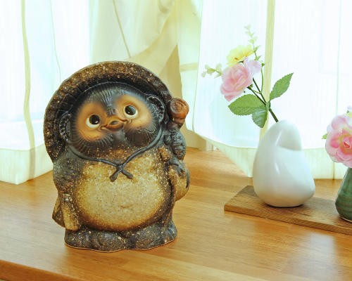 ◇信楽焼 狸さん 高さ約30㎝ ◇笠・嚢・藁草履を下げ