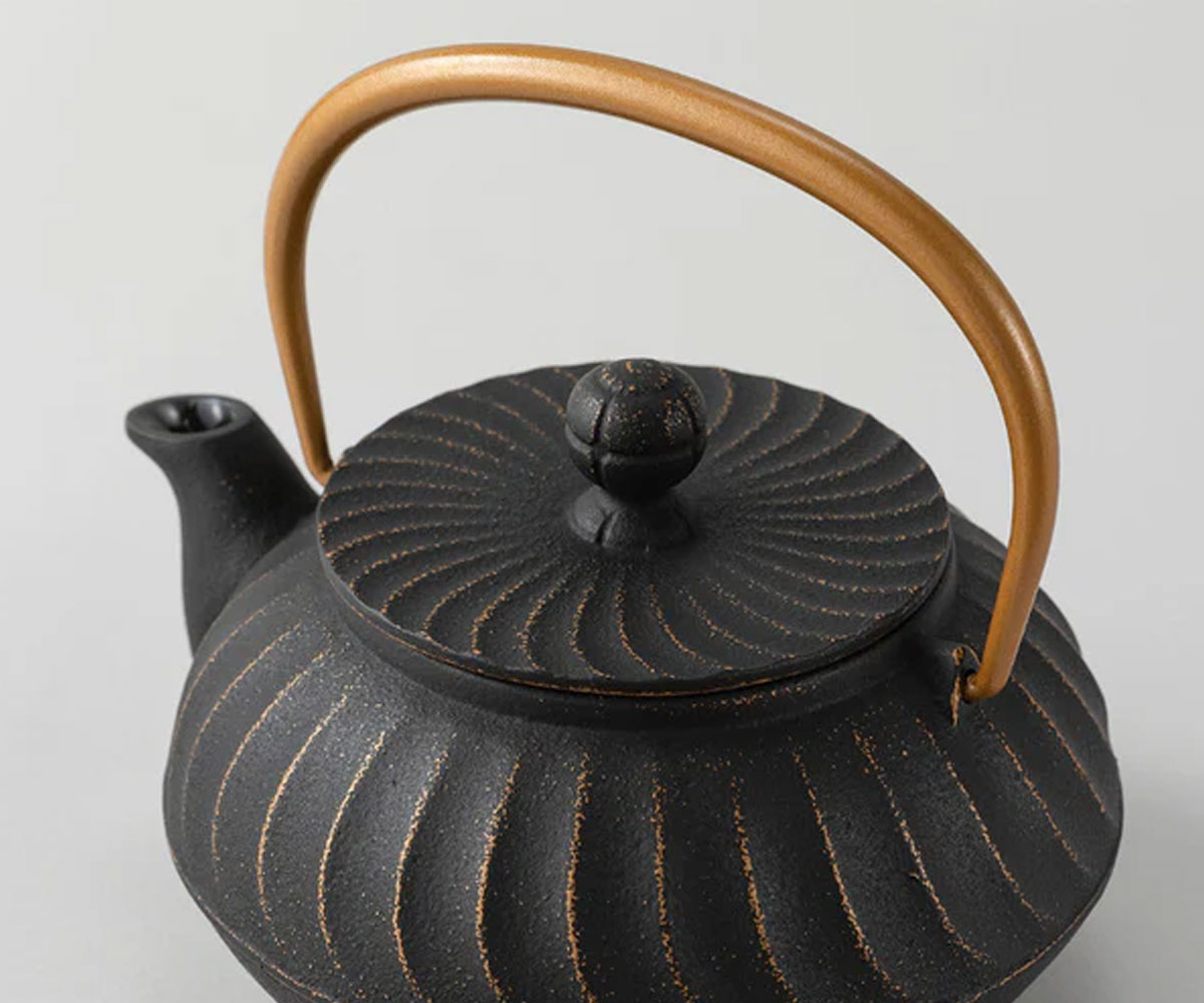 岩鋳（IWACHU） 急須 5型 波 金 黒 ツル金 650ml 茶こし付き 南部鉄器