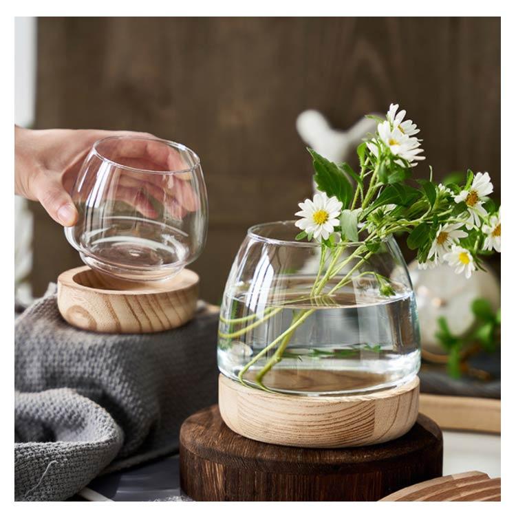 ユニーク な形状のガラス製 花瓶 花器 金魚鉢 メダカ鉢 です