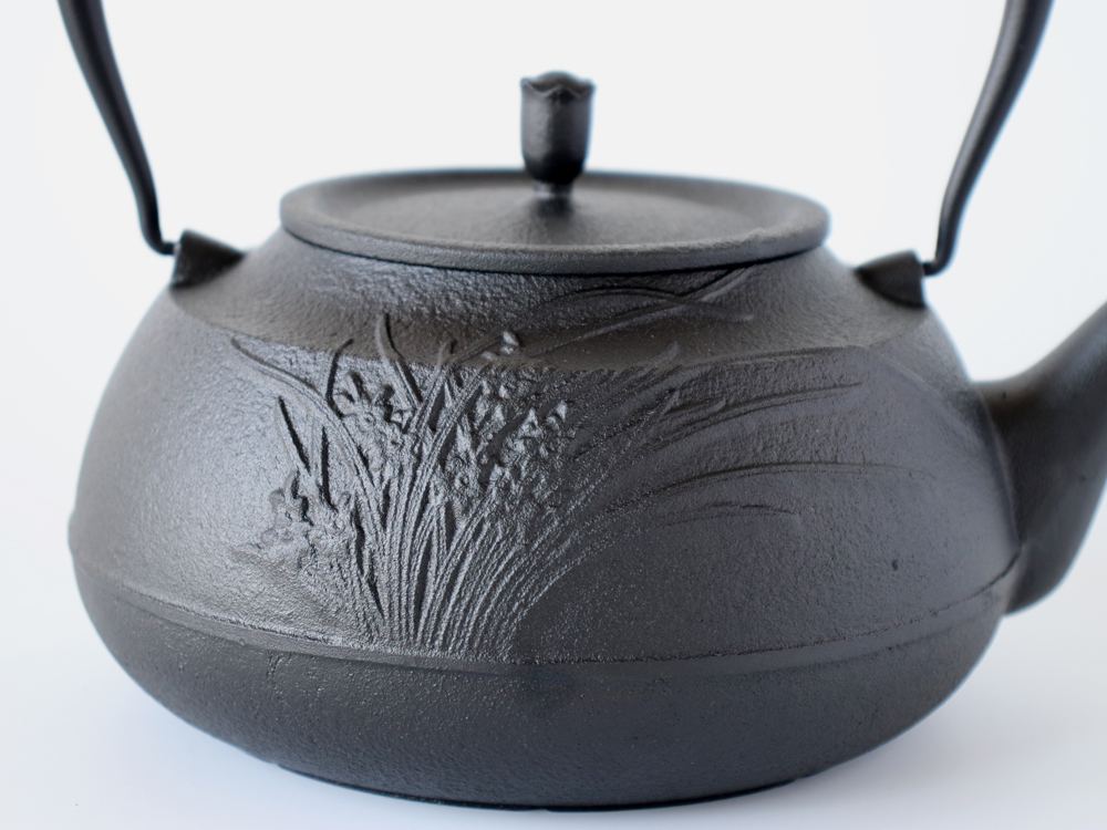 花模様が素敵な鉄瓶 大正期昭和初期晴寿堂花模様鉄瓶 大正期昭和初期