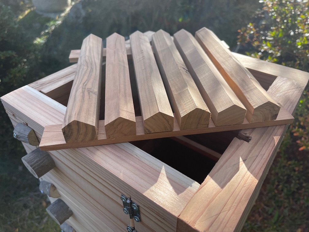 分蜂間近！！観察用窓付き、サイドドア開閉式、日本蜜蜂巣箱、日本