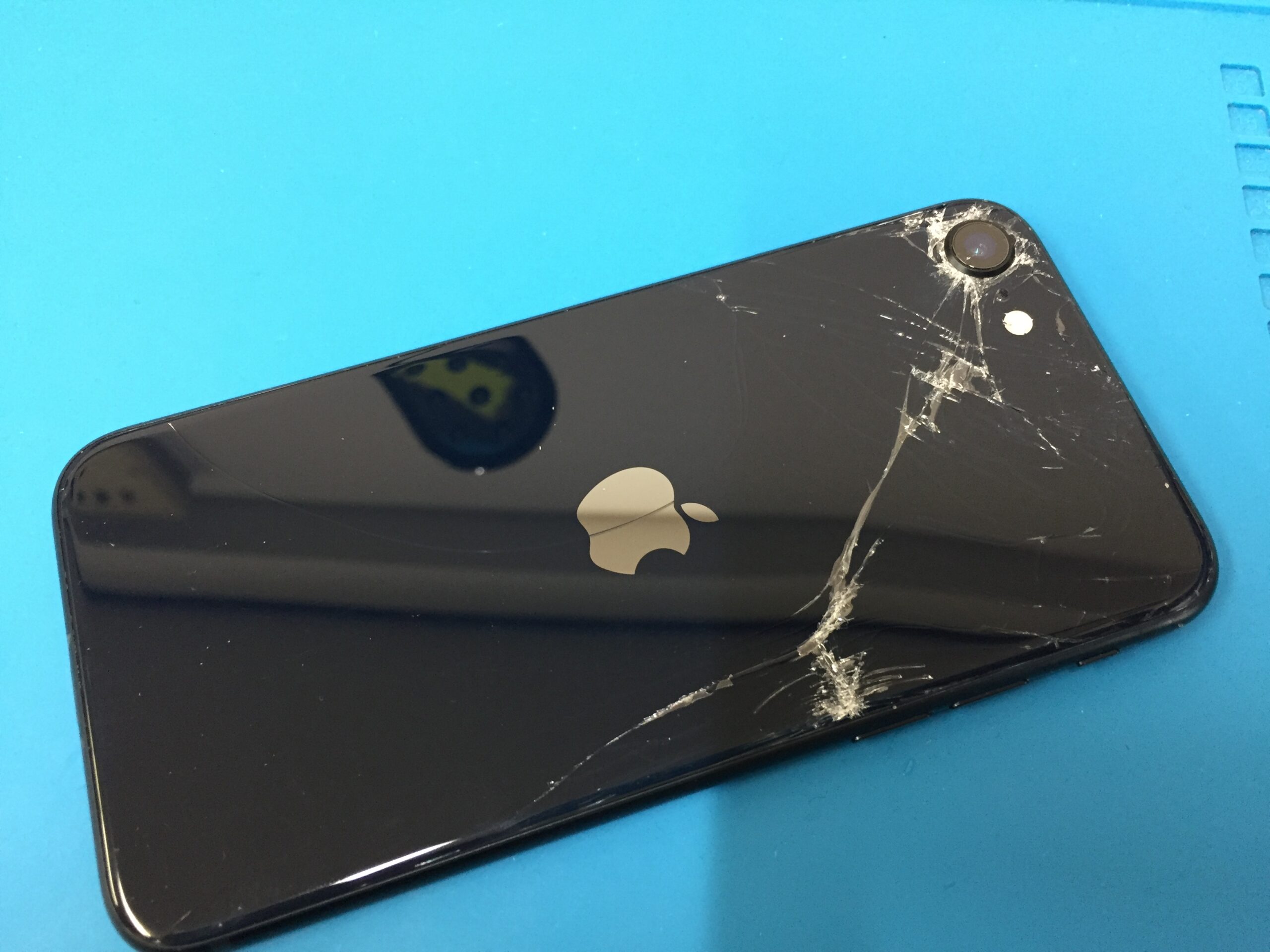 iPhoneSE 3の背面が割れてしまっている状態をバックパネル交換で修理