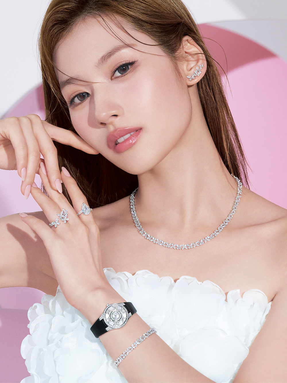 TWICE SANAが魅せる「グラフ バタフライ コレクション」のすべて