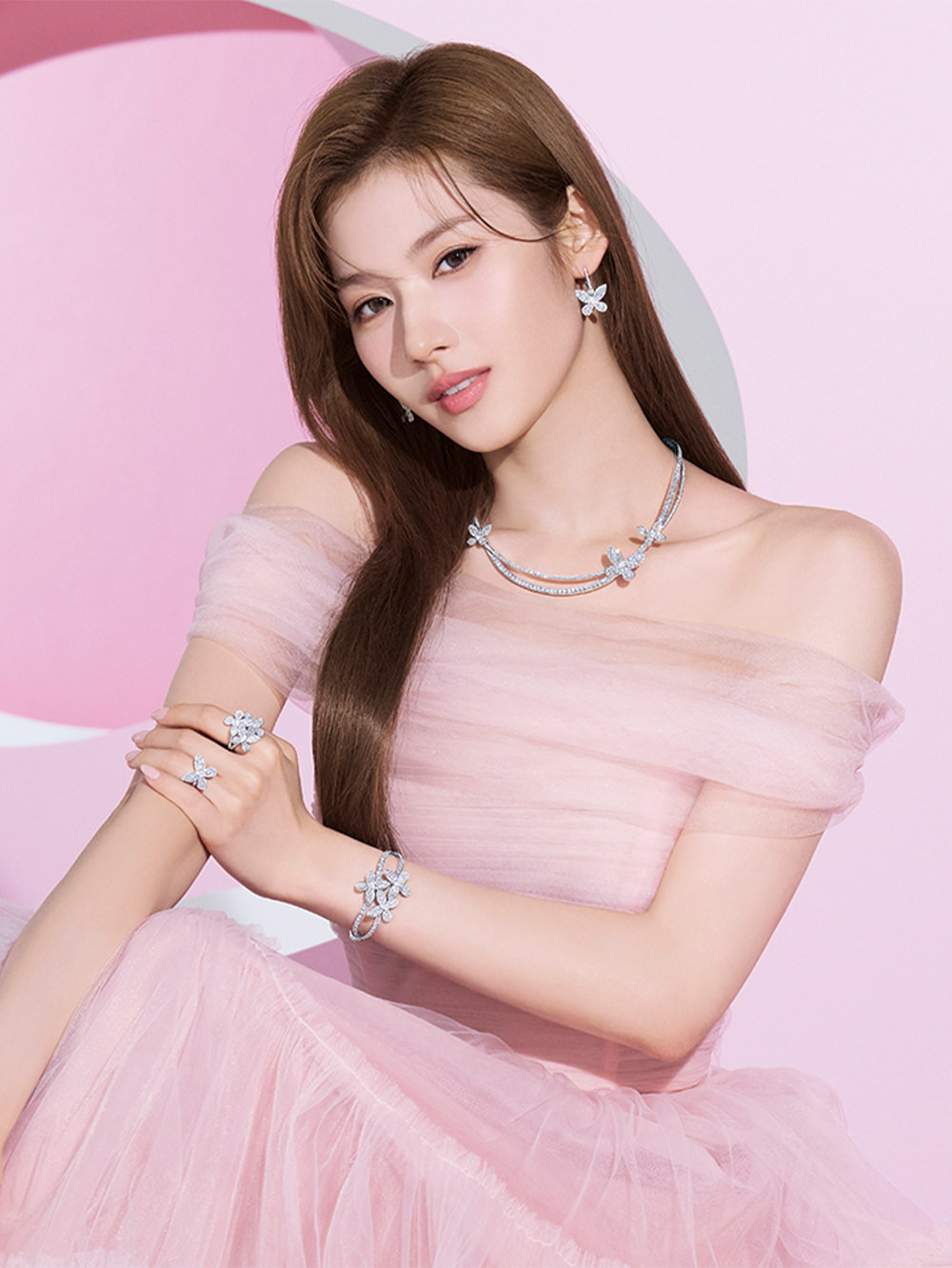 TWICE SANAが魅せる「グラフ バタフライ コレクション」のすべて