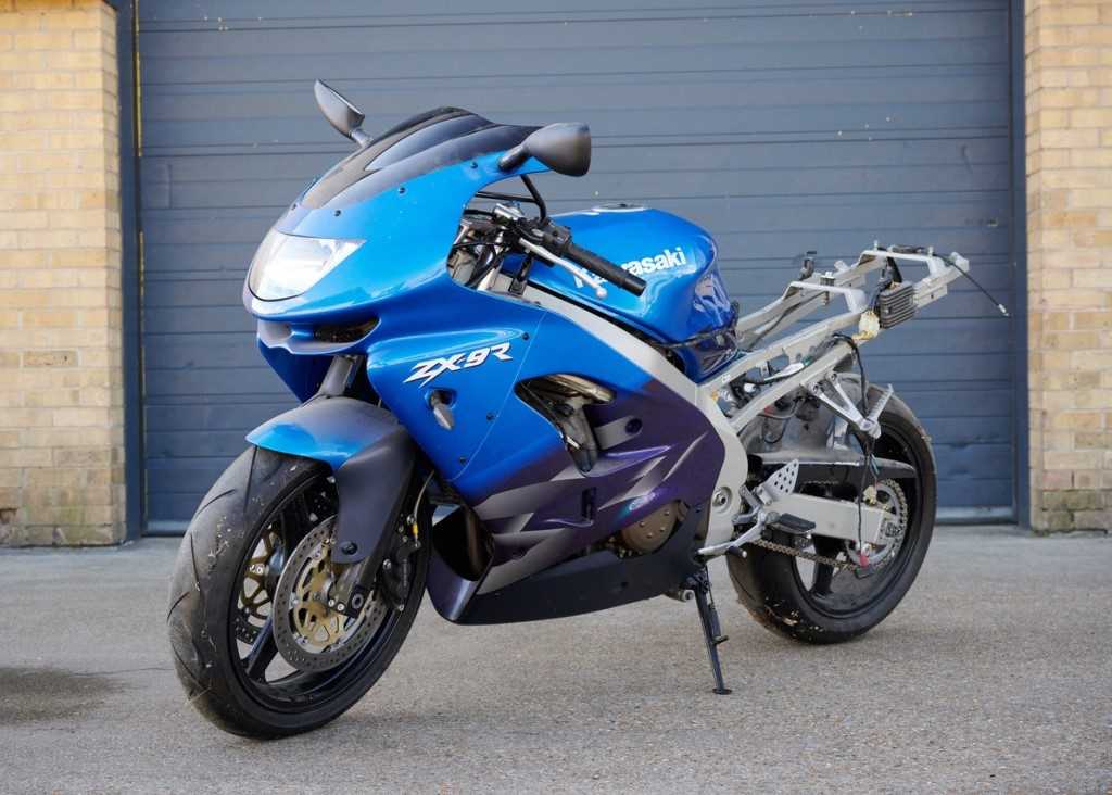 Lot 106 - 1999 Kawasaki ZX900-C2