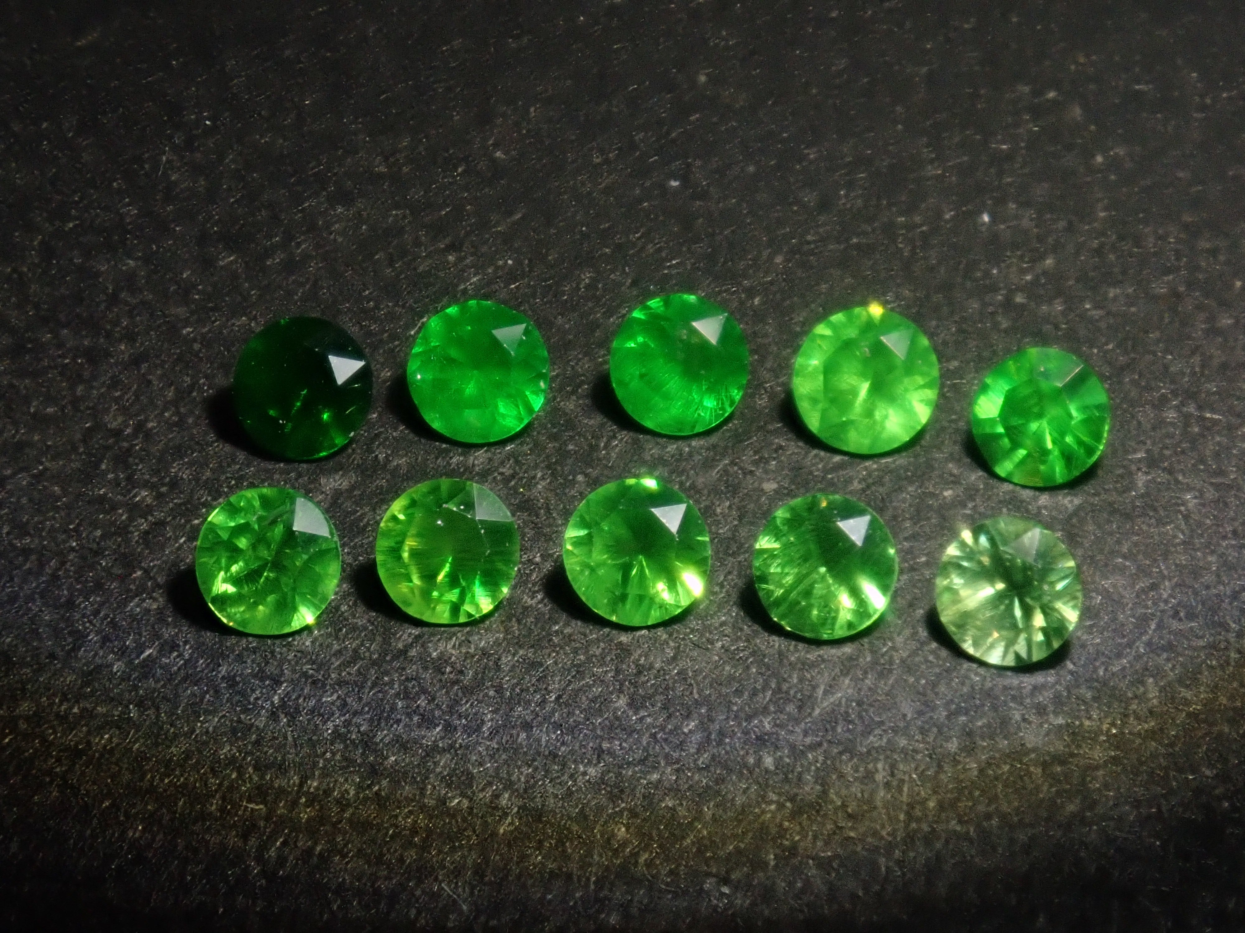 ロシア産デマントイドガーネット(ホーステールインクルージョン認む