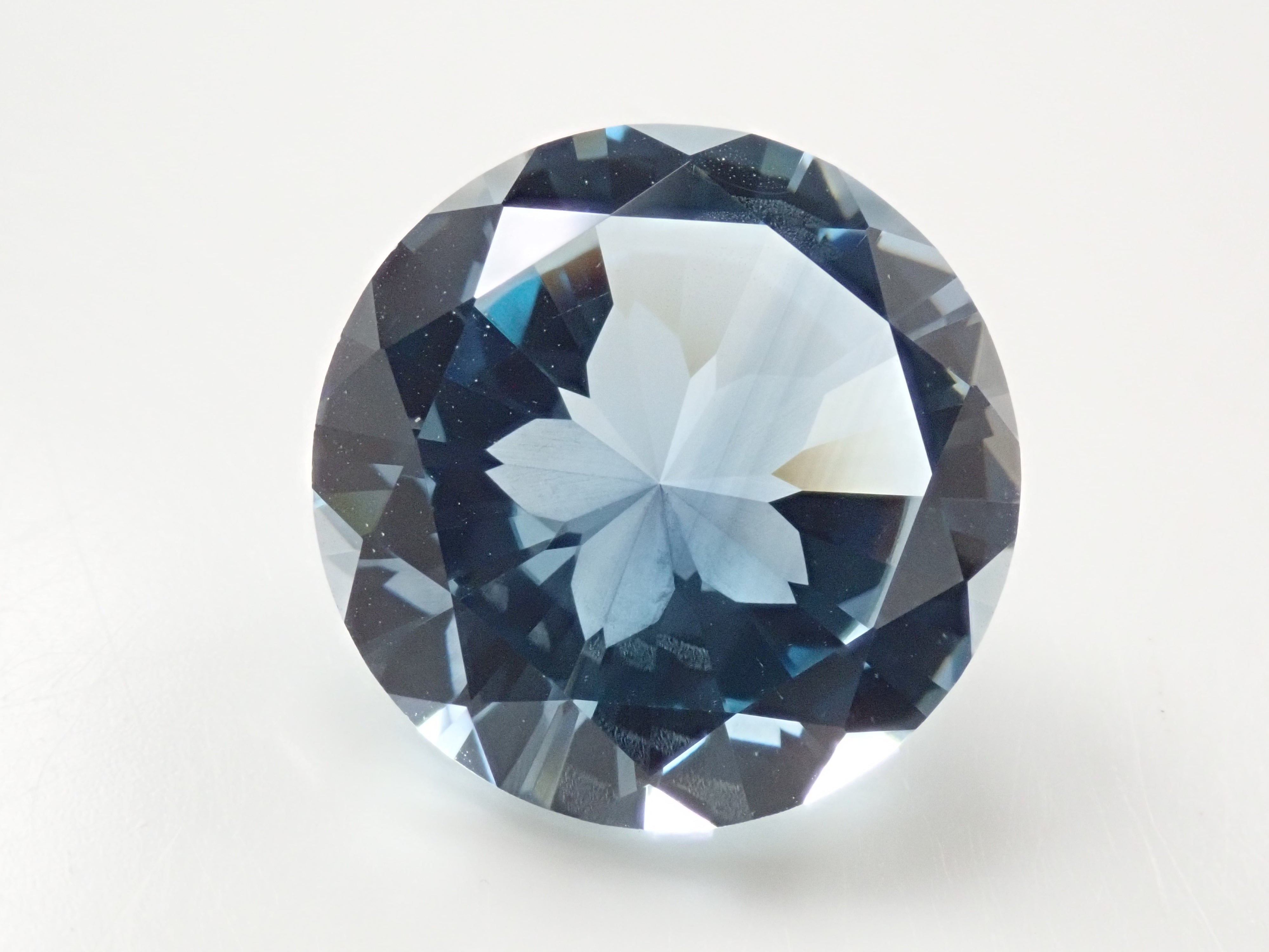 さくらインカット】ブラジル産ブルートパーズ 16mm/15.329ctルース