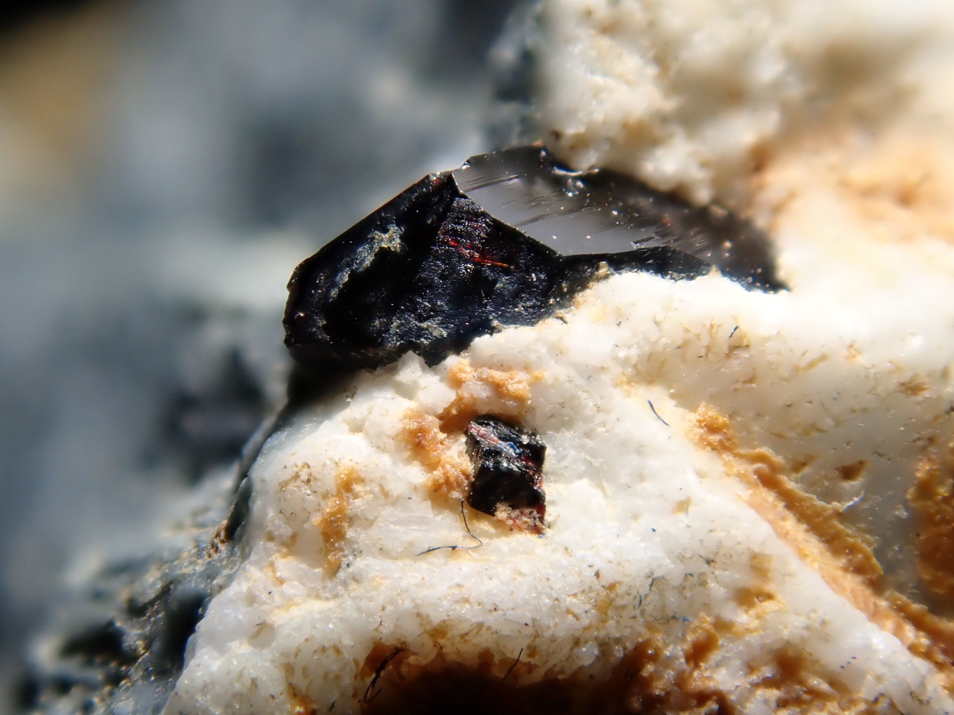 ベニトアイト 127.771ct原石