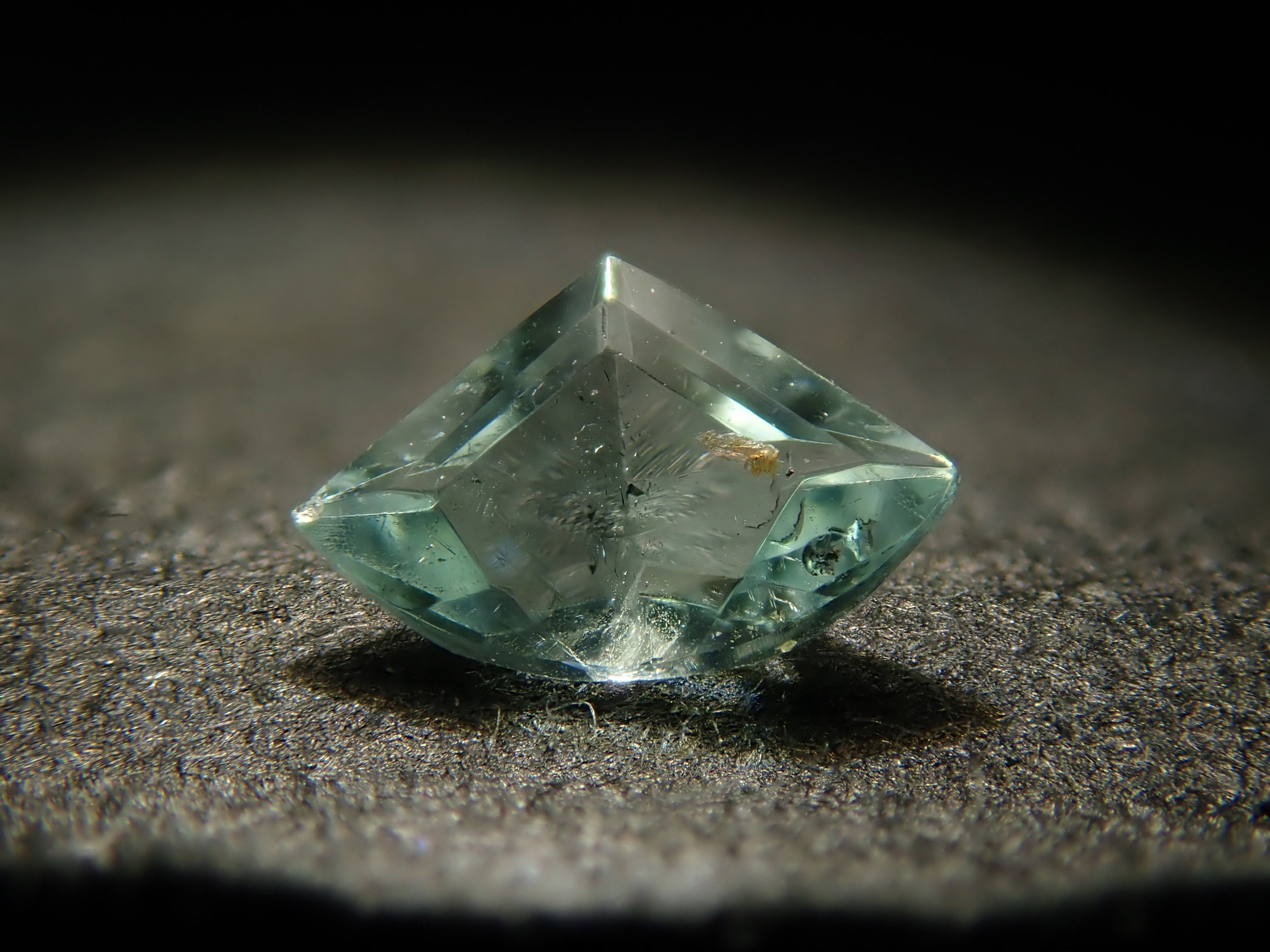 ボリビア産フォスフォフィライト 0.099ctルース