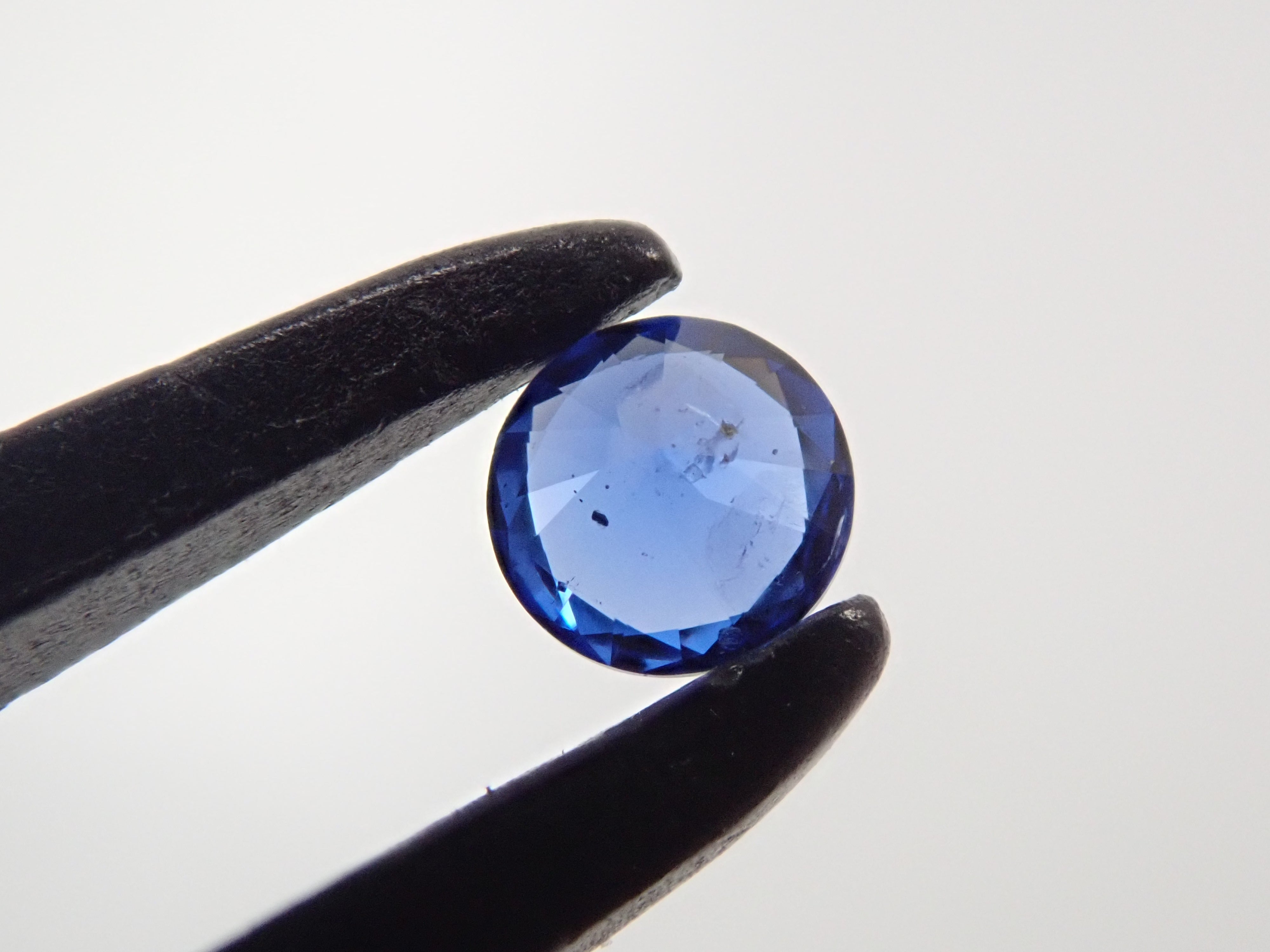 ベトナムLuc Yen産コバルトスピネル原石結晶（蛍光/カラーチェンジ