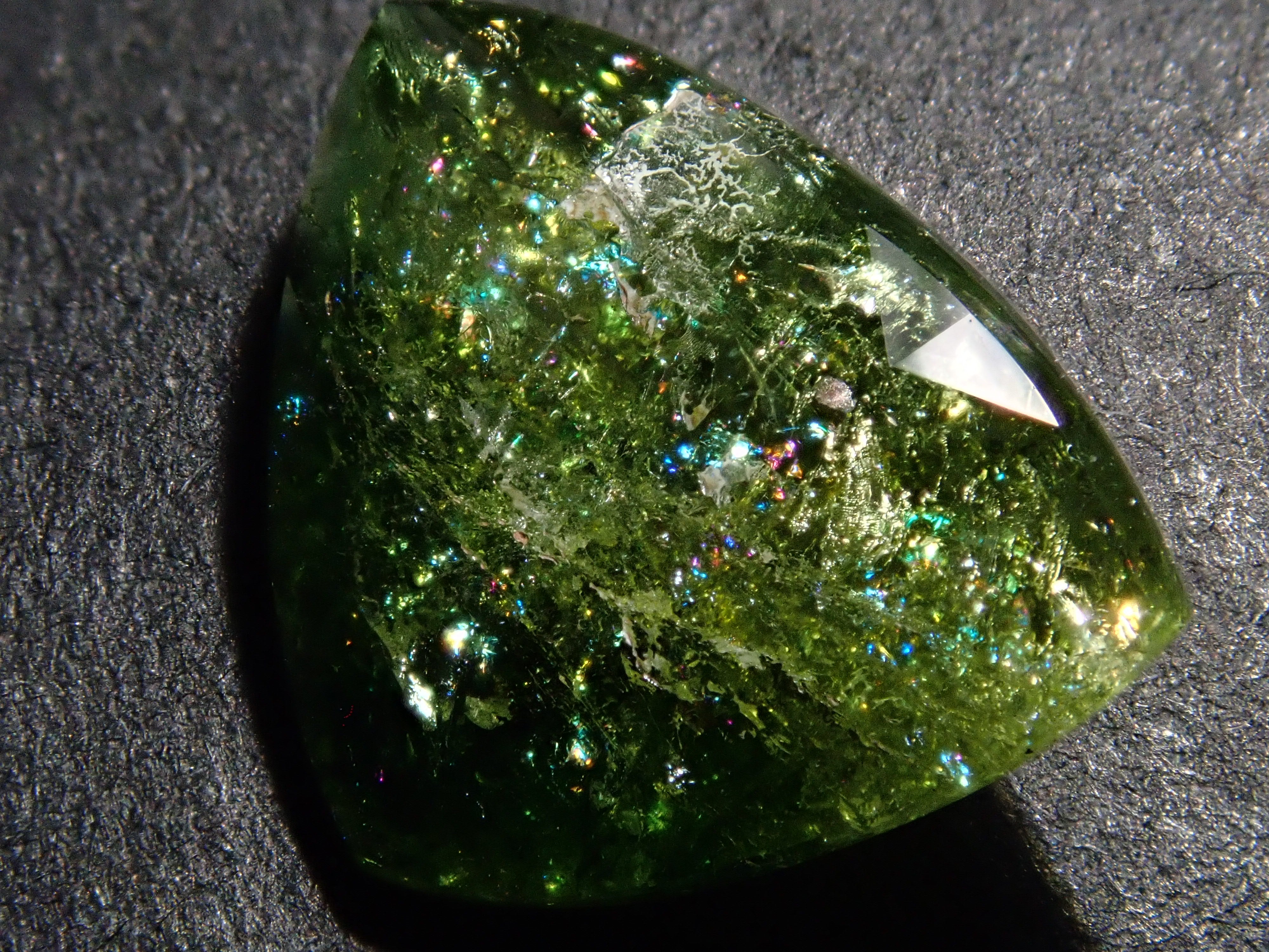 388 カラーチェンジ クロムトルマリン 結晶 原石 クロムトルマリン