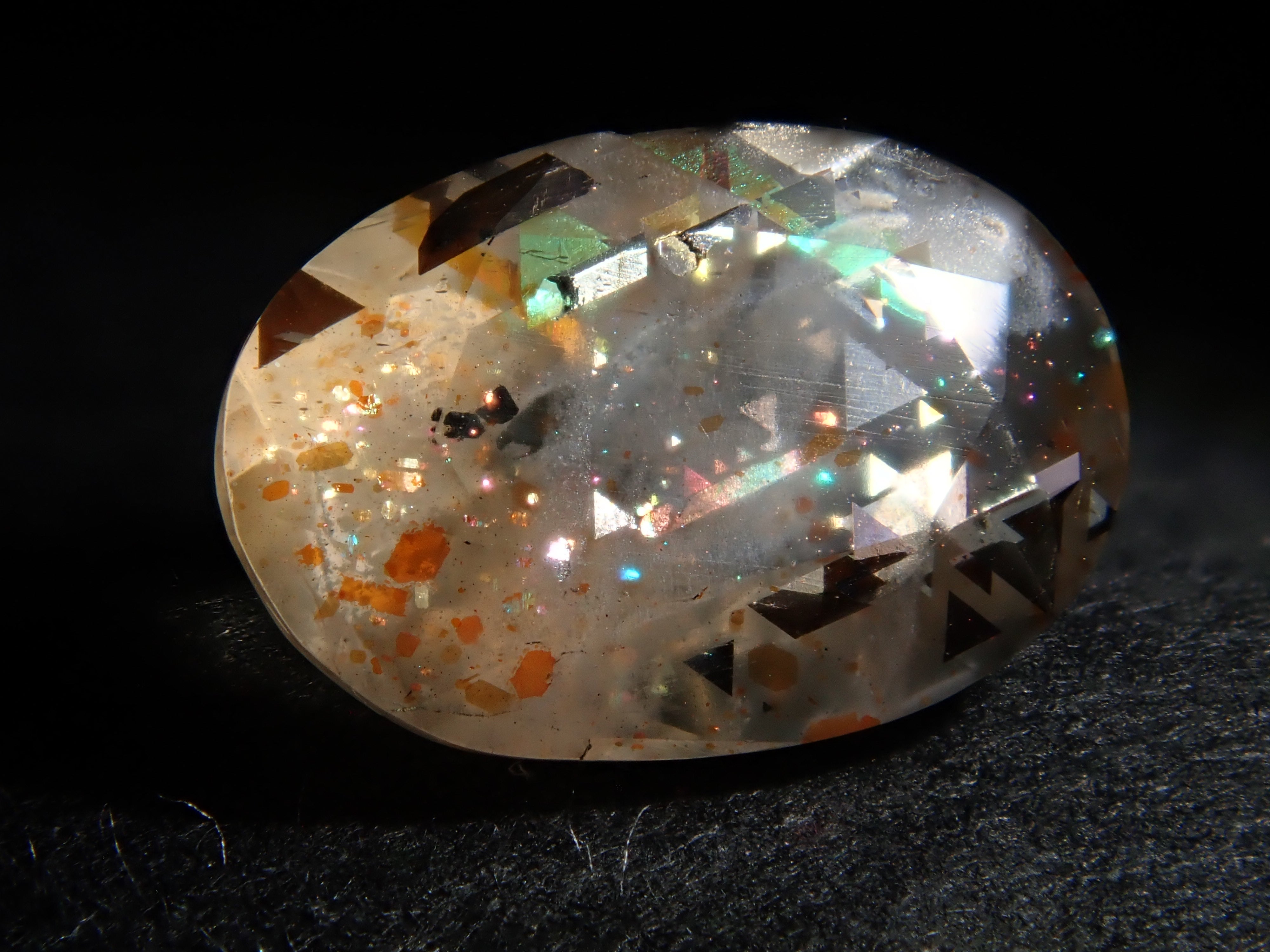 オーストラリア産レインボーラティスサンストーン 0.876ctルース