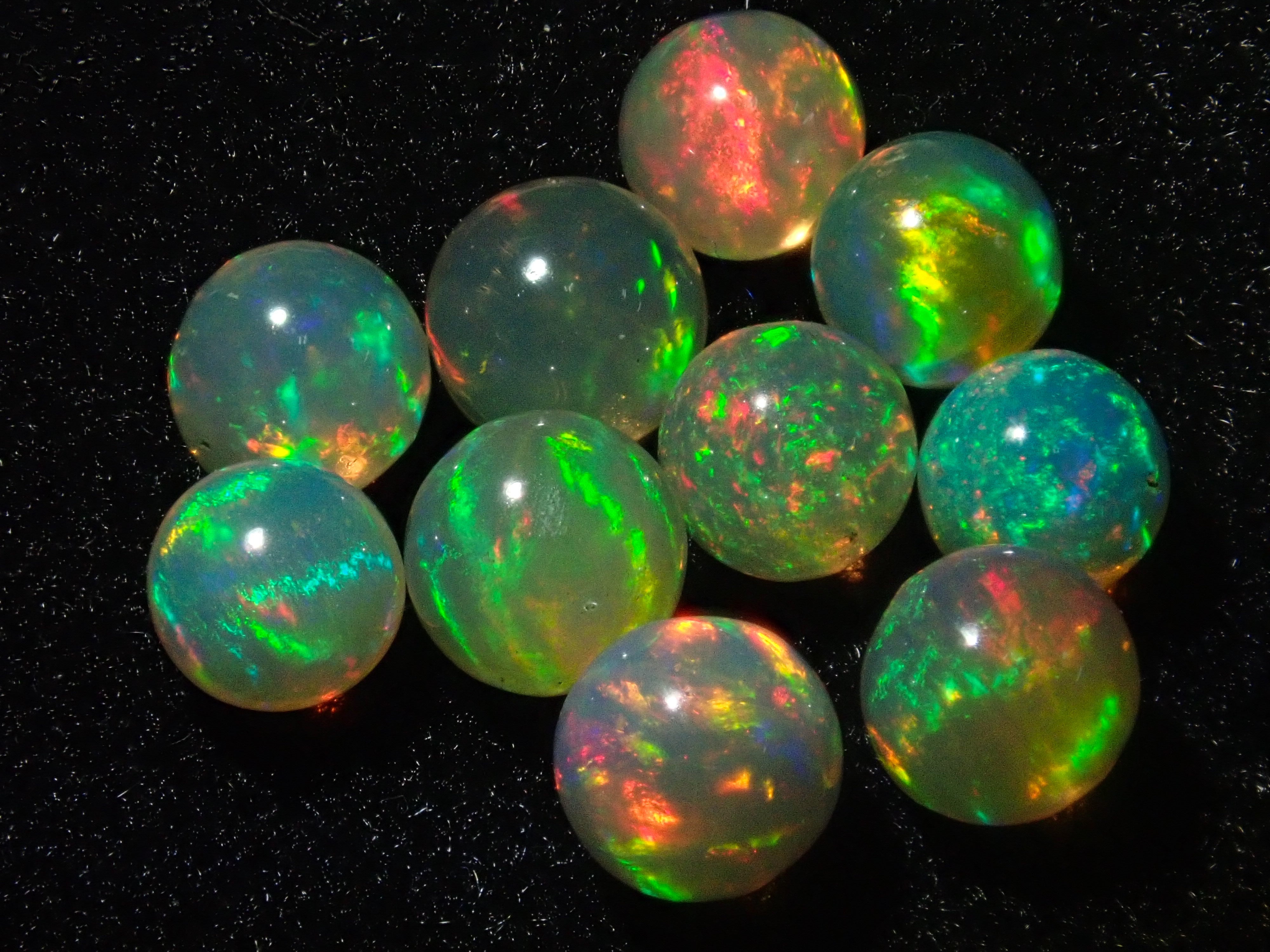 宝石ルース 『魅力的な全面の彩りの斑（ふ）』エチオピア産天然