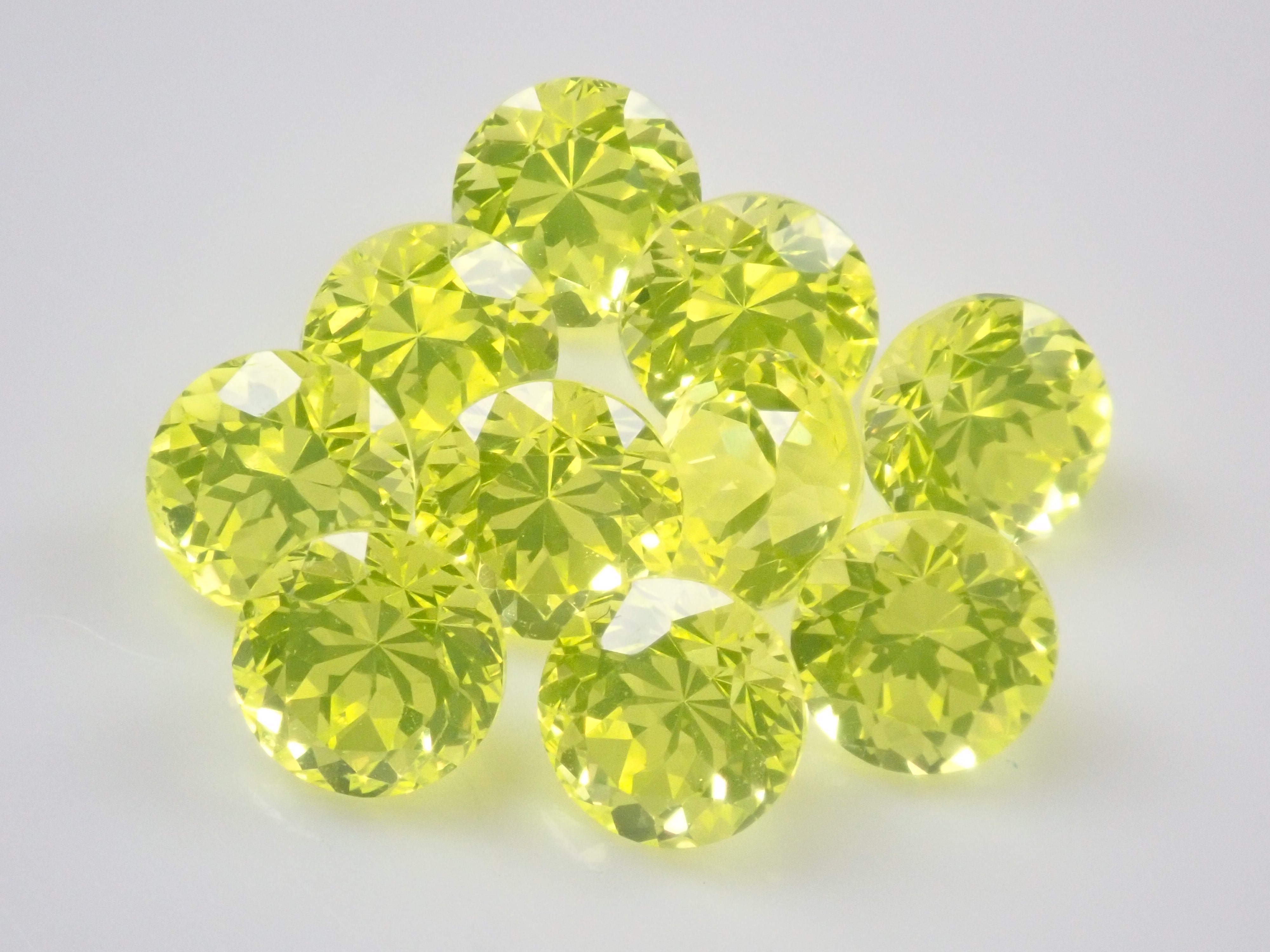 YAG（イットリウムアルミニウムガーネット）1石ルース（カナリー