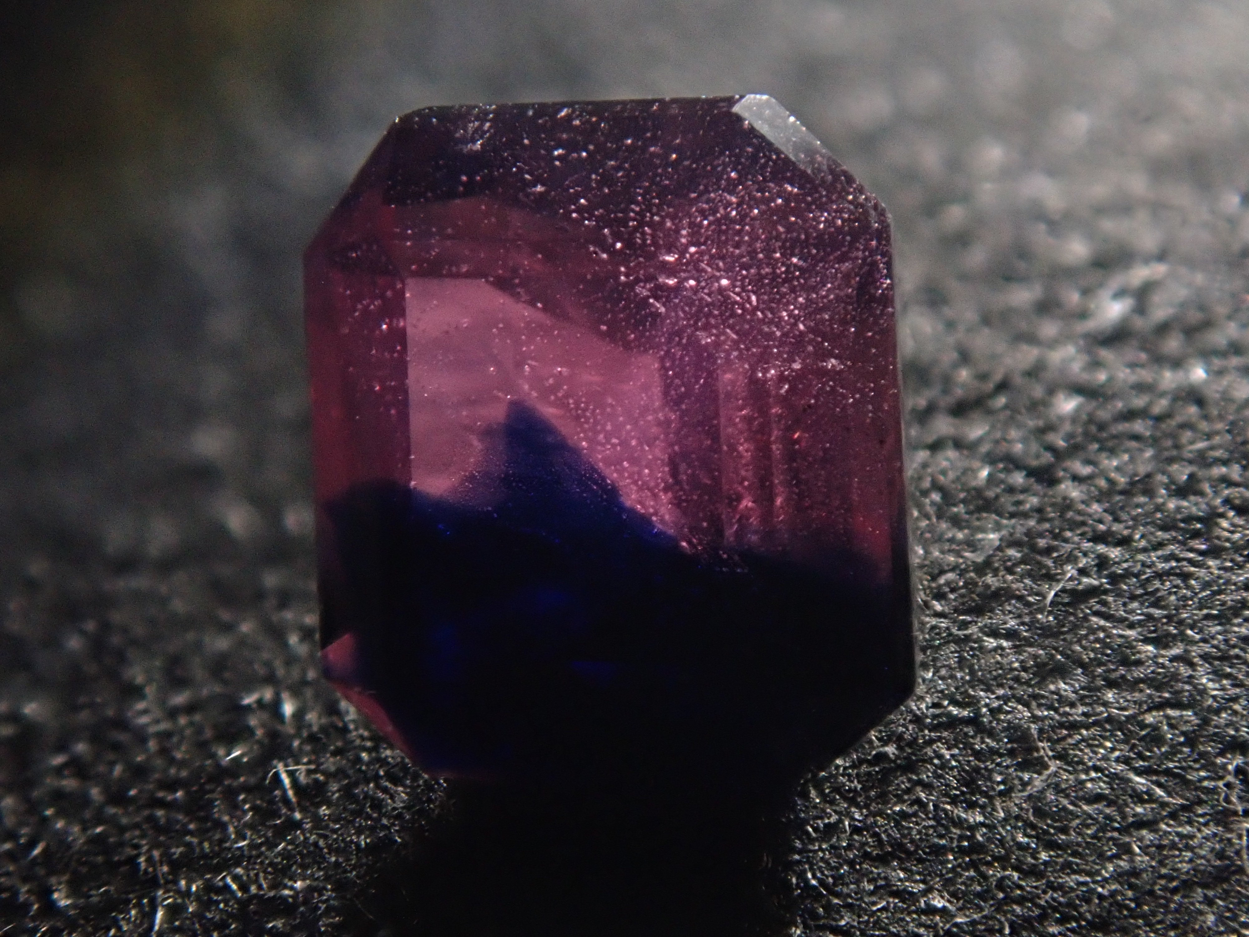 タンザニア・ウィンザー産バイカラーサファイア 1.030ctルース