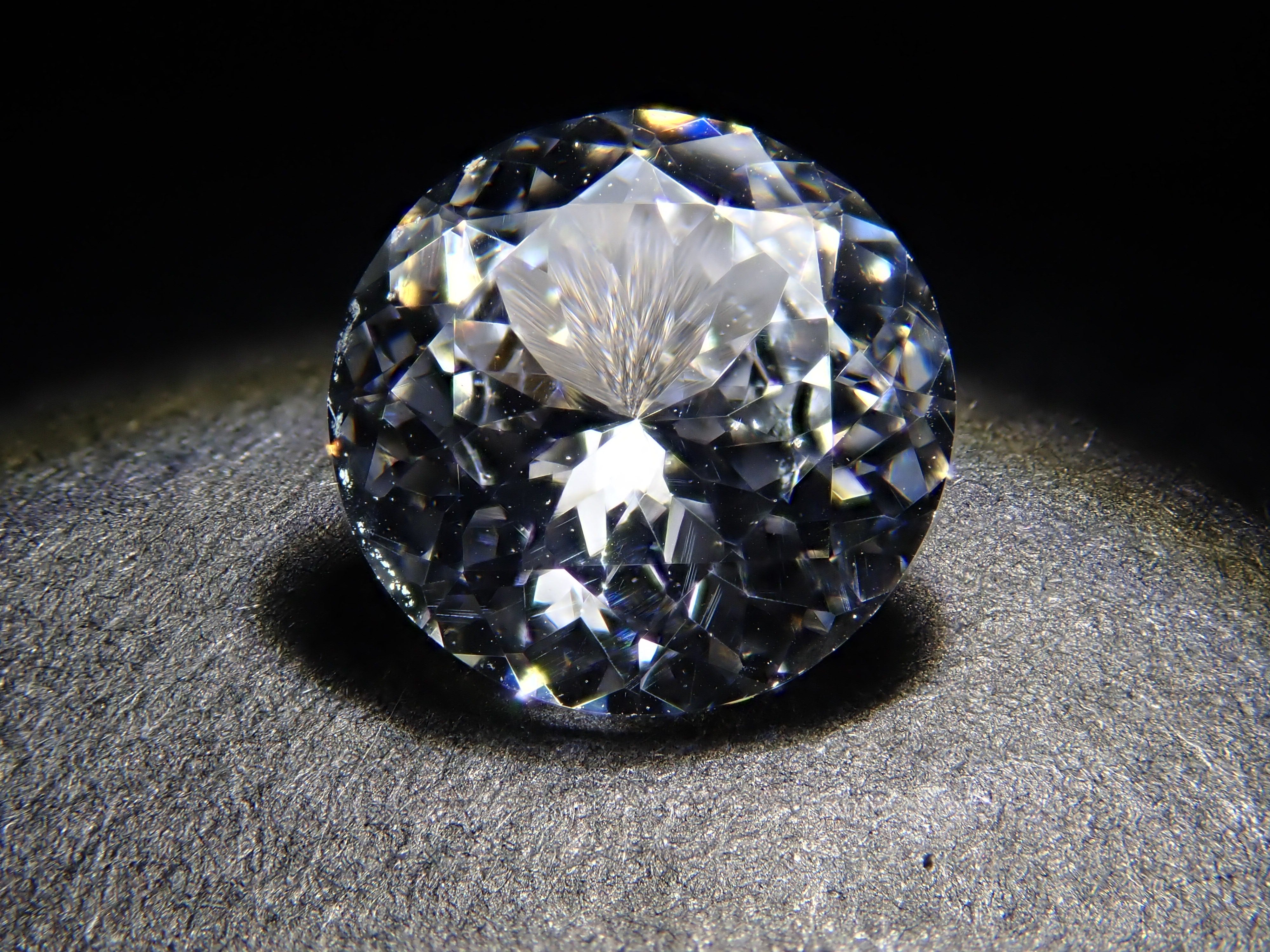 YAG（イットリウムアルミニウムガーネット） 7.1mm/1.709ctルース