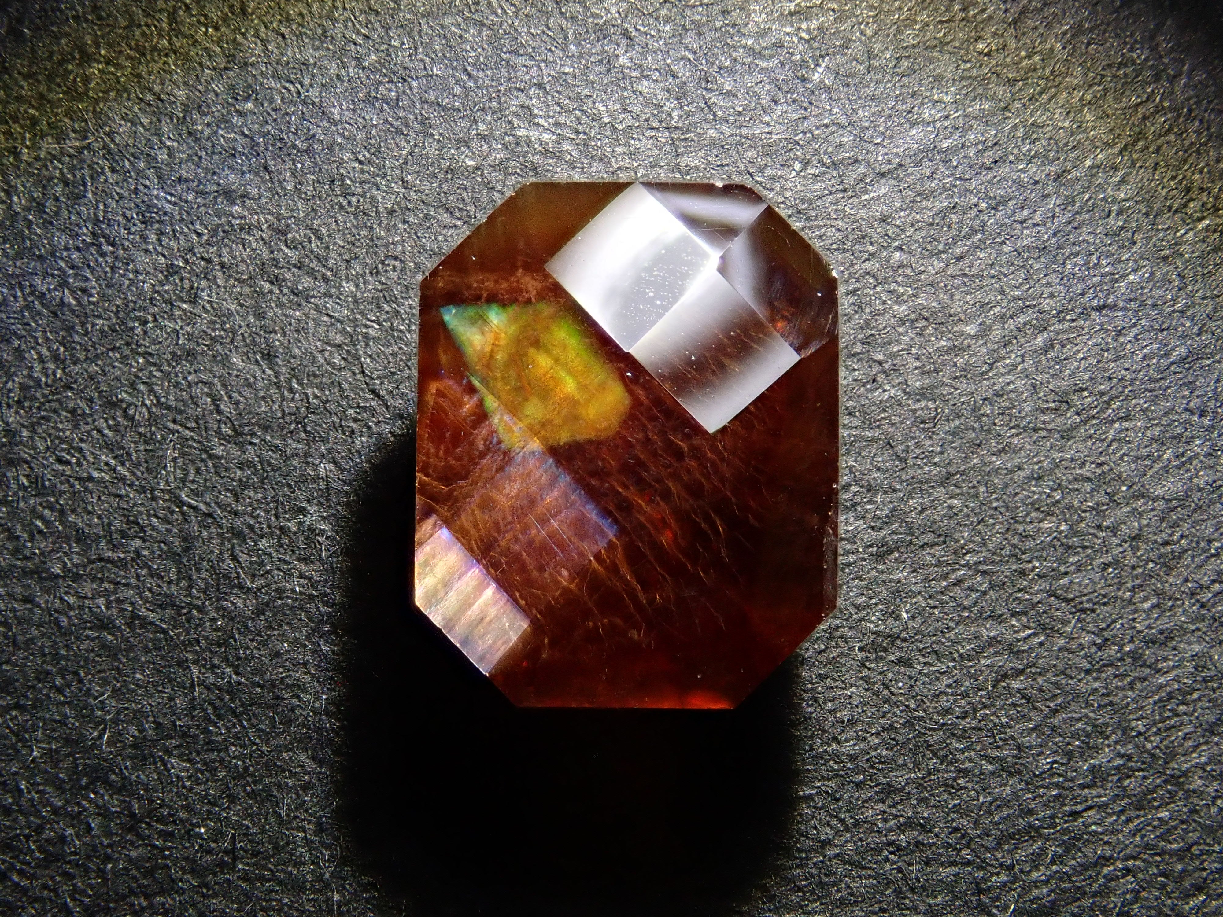 奈良県天川村産レインボーガーネット（アンドラダイトガーネット