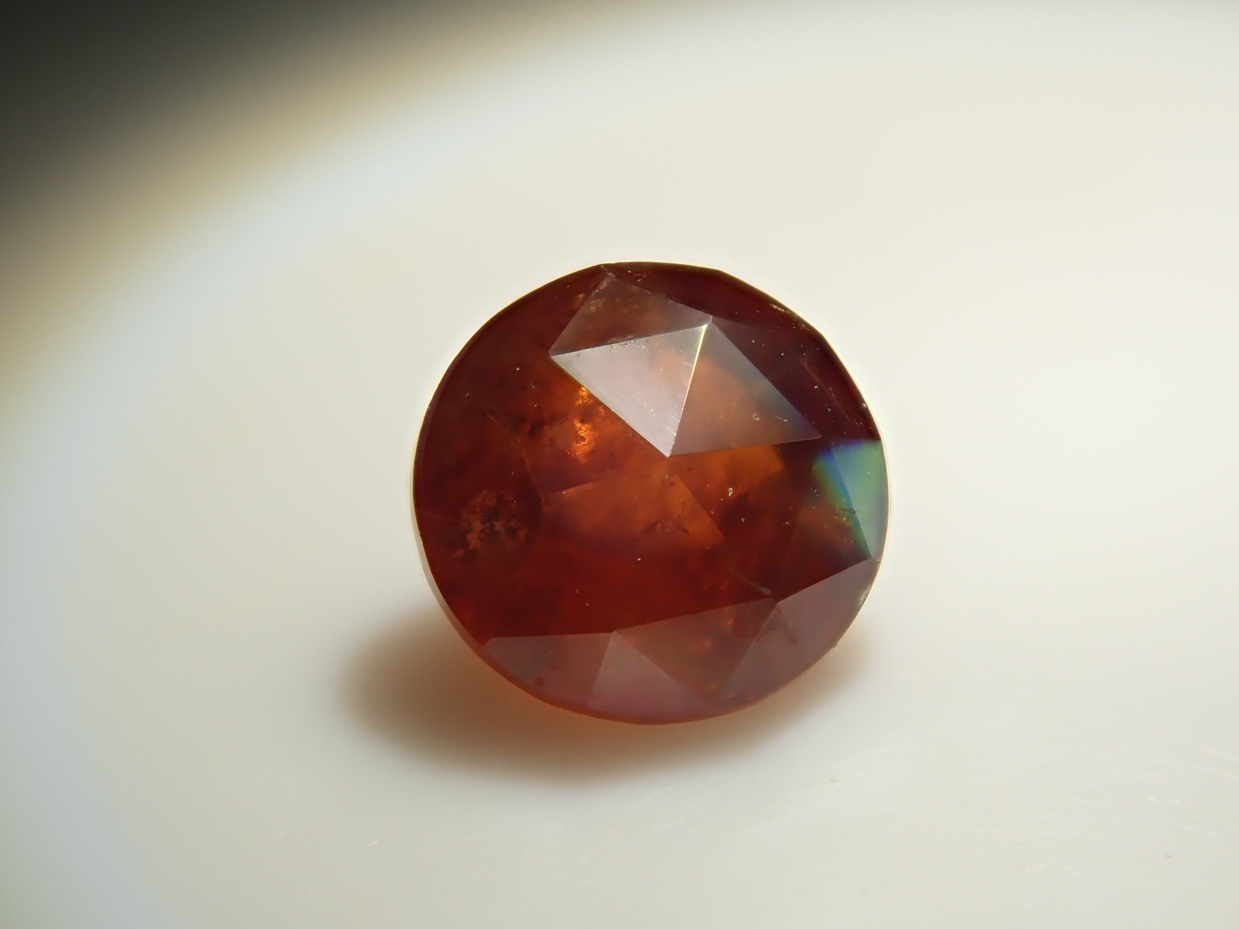 奈良県天川村産レインボーガーネット 3.9mm/0.321ctルース（ローズカット）