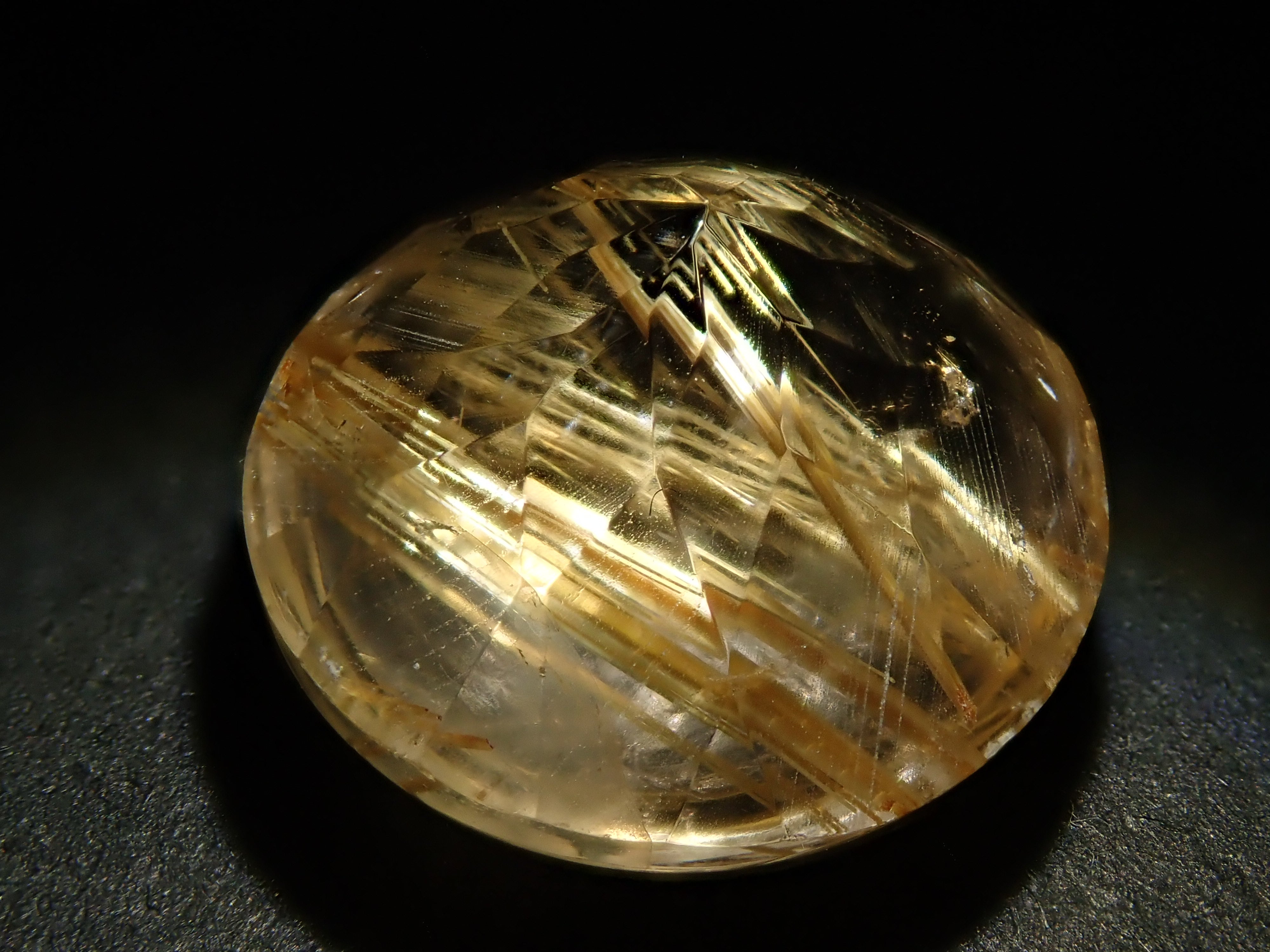 ブラジル産ルチルクォーツ（ルチルレイテッドクォーツ） 12mm/6.709ct