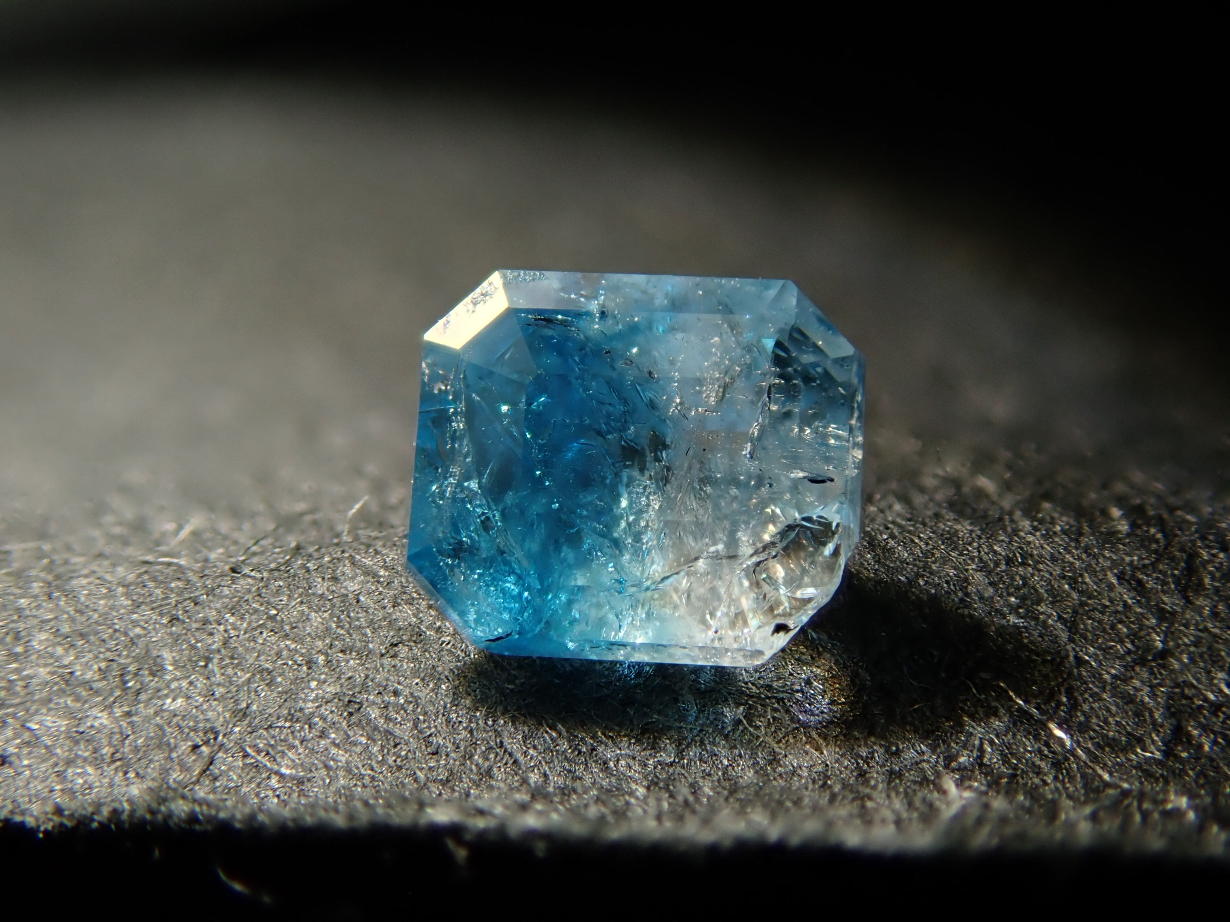 ブラジル産ユークレース 0.116ctルース