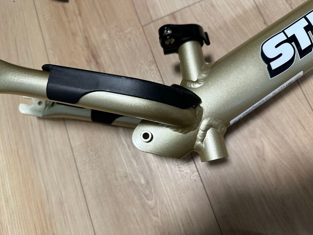 美品　ストライダープロ　rockfish ホイール　カスタム　タイヤ　ゴールド