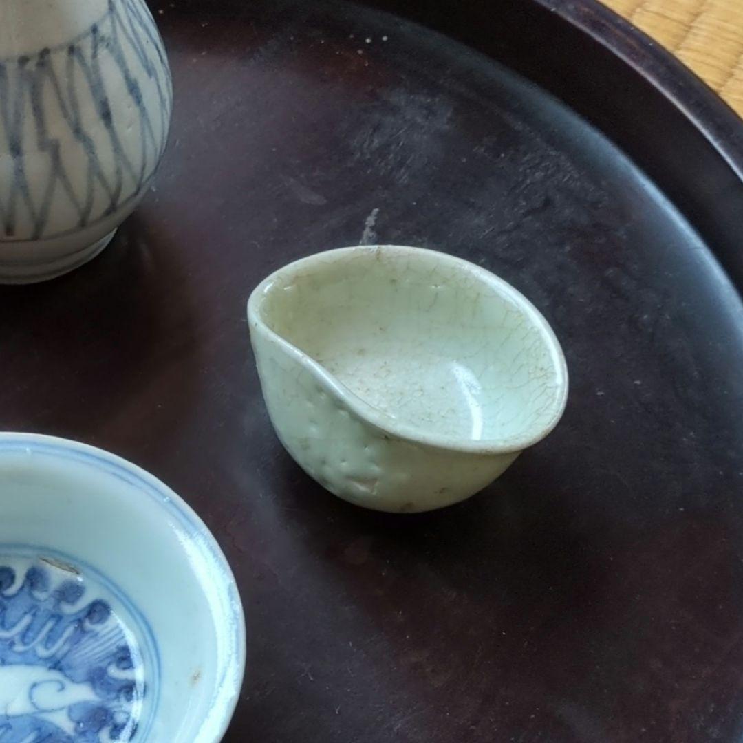 淡い色の陶器製小皿 初期伊万里 鎬文ぐい呑み 骨董品