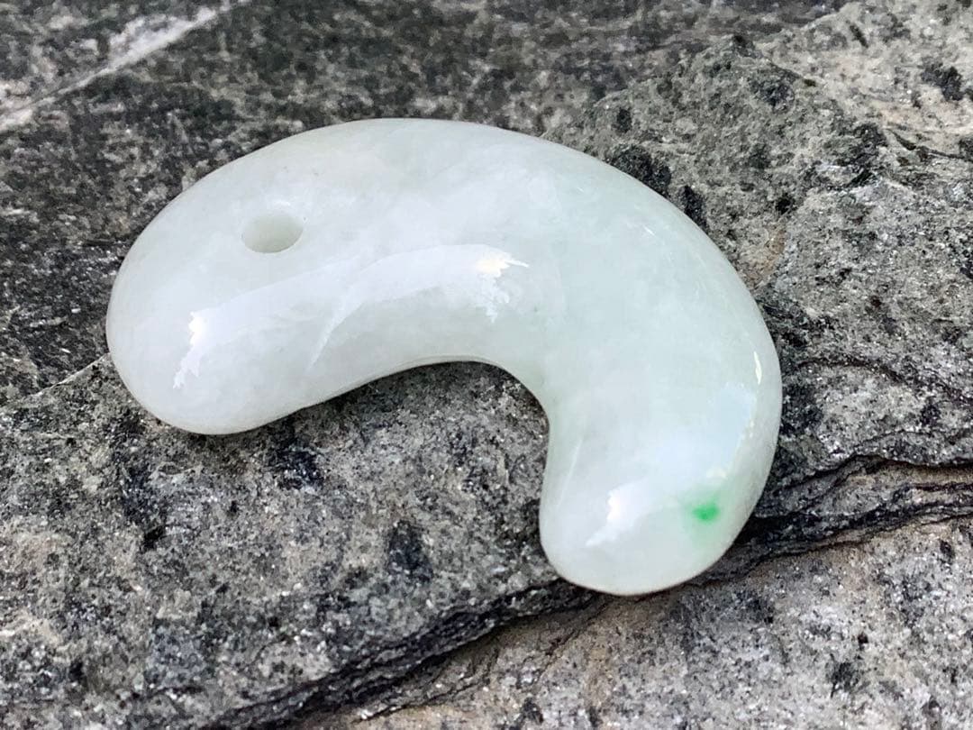 ✳限定卸し値段 極上氷紋様 糸魚川翡翠勾玉アイスジェイド プレゼント