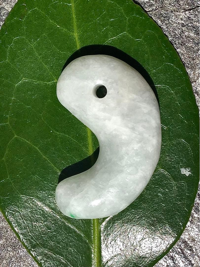 ✳限定卸し値段 極上氷紋様 糸魚川翡翠勾玉アイスジェイド プレゼント