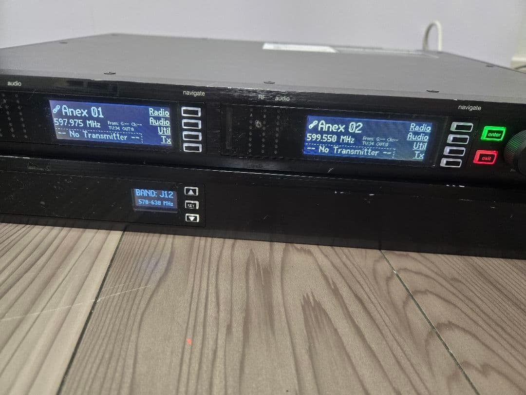 【SHURE】シュアワイヤレス受信機AXT400分配アンプAXT630セット