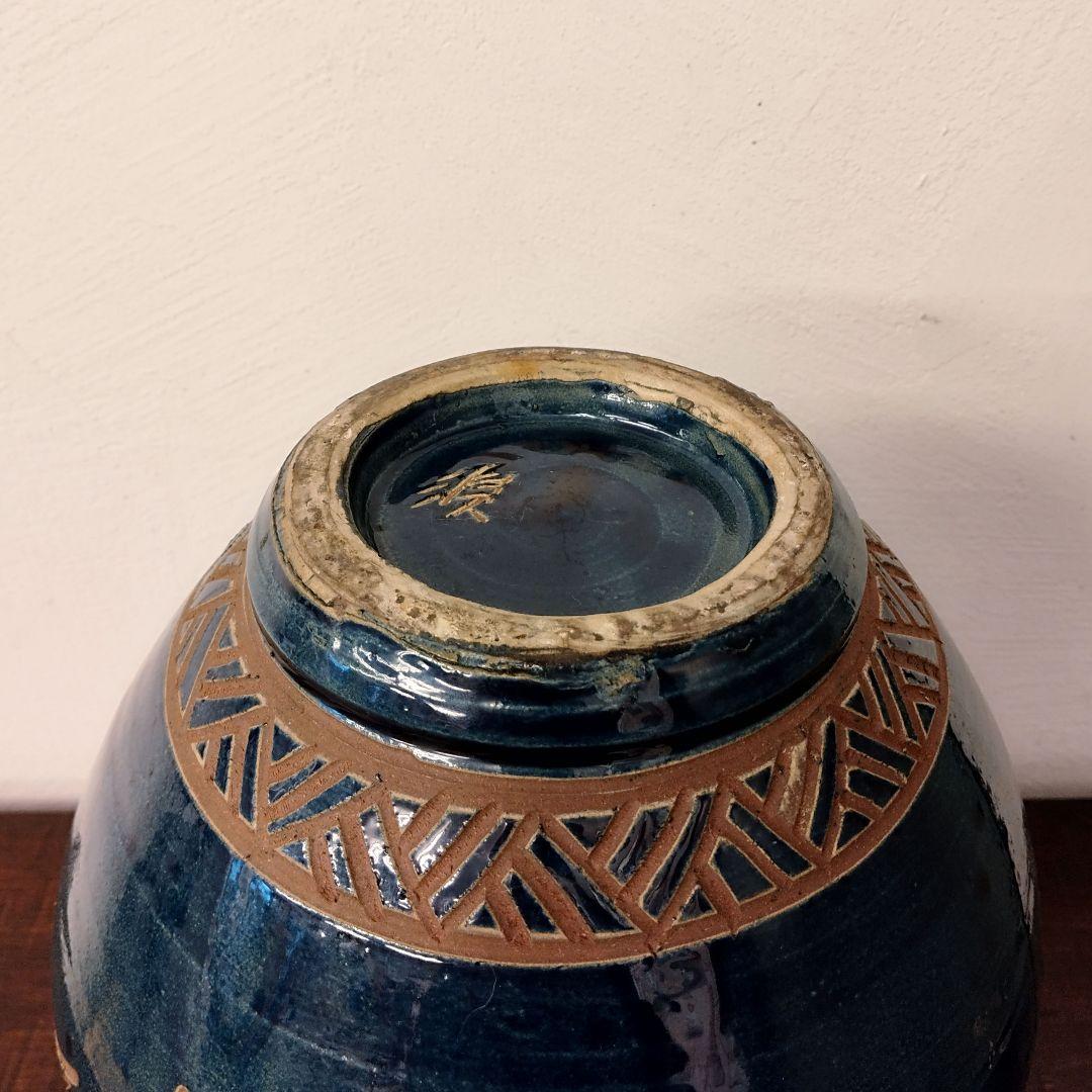 宮城須美子作線彫魚紋壺