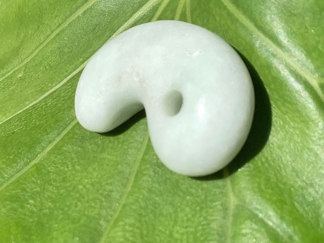 ✳ 20万円以上の品質‼️ 糸魚川翡翠勾玉透過抜群開運本物守護石鑑別