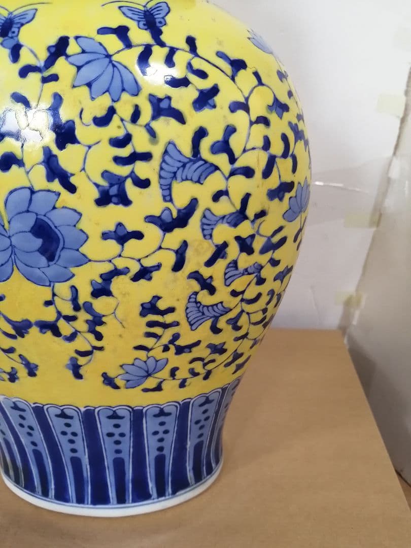 花瓶 康熙年製 黄釉青華 獅子蓋付き唐草花蝶柄 壺