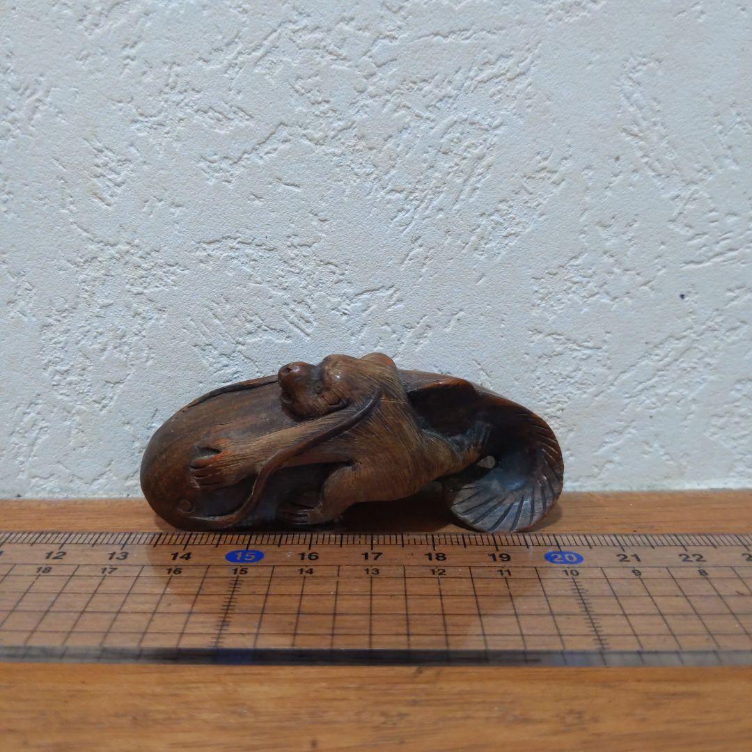 時代提物 縁起物根付 木彫 在銘【大鯰を押さえつける猿】長約7.2