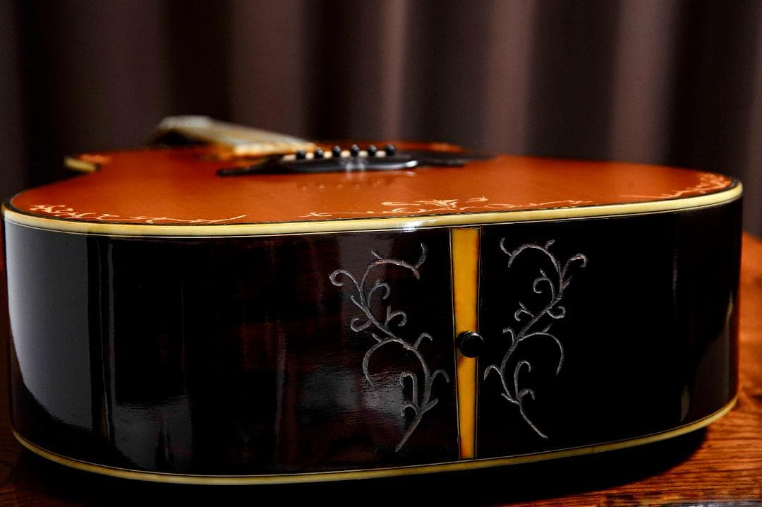 ☆MORRIS Wシリーズの華やかな場面で演出を高める【彫刻装飾ギター】