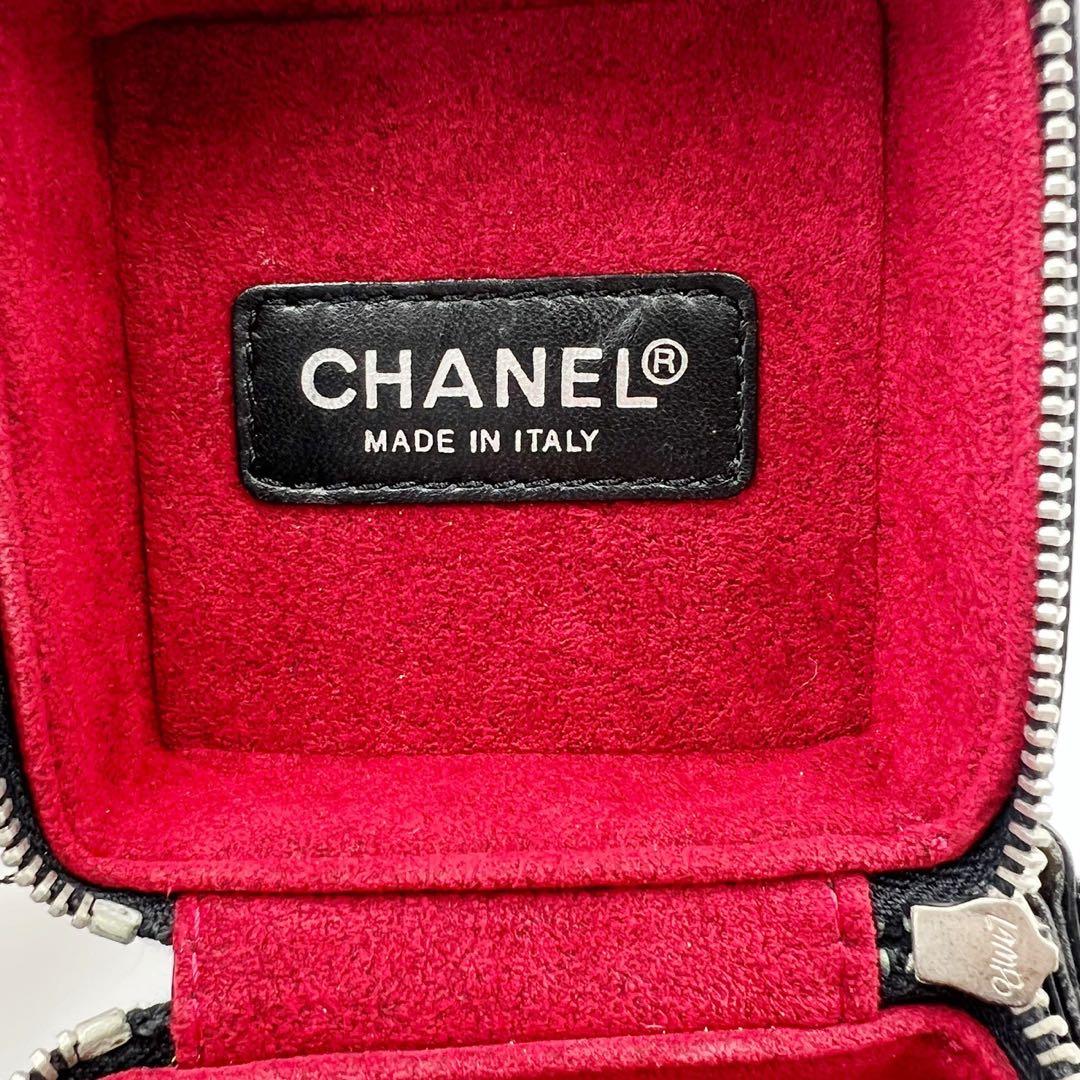 CHANEL シャネル　ココマーク　エナメル　バニティ　ポーチ　ブラック