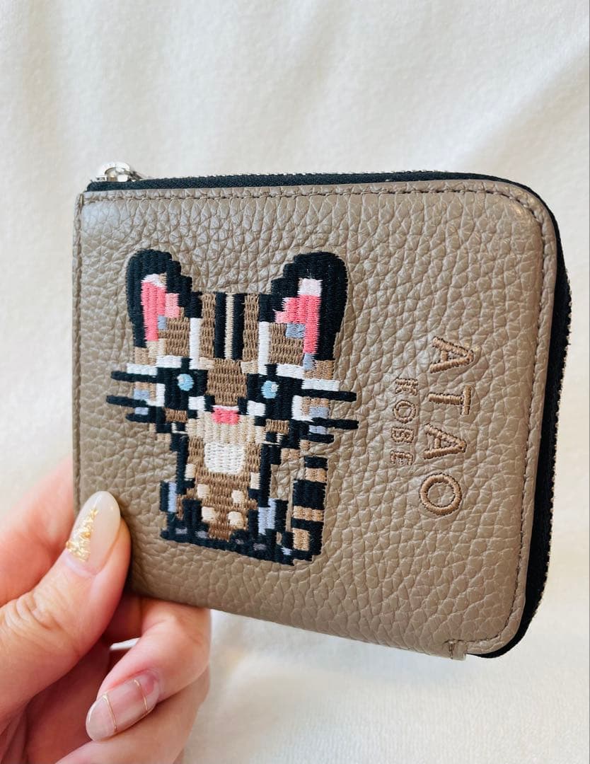 【 美品✨️】ATAO チェスZOO イリオモテヤマネコ 刺繍 ミニ財布 トープ