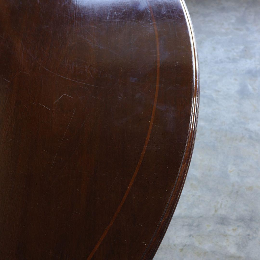 オーバルのテーブル　楕円形のテーブル